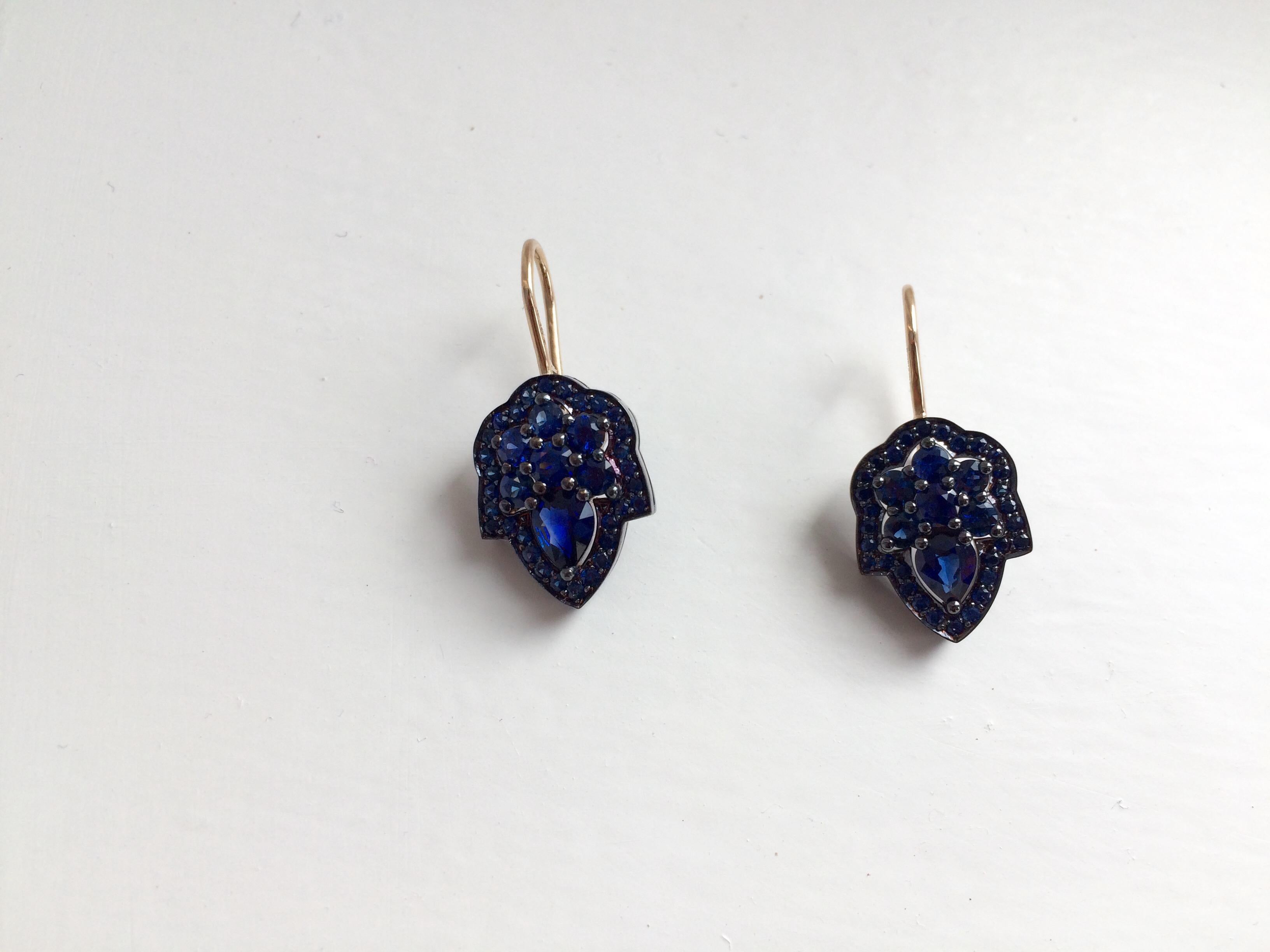 Ana de Costa Yellow Gold Blue Sapphire Pear Drop Earring Chain Pendant Set In New Condition For Sale In London, Kent