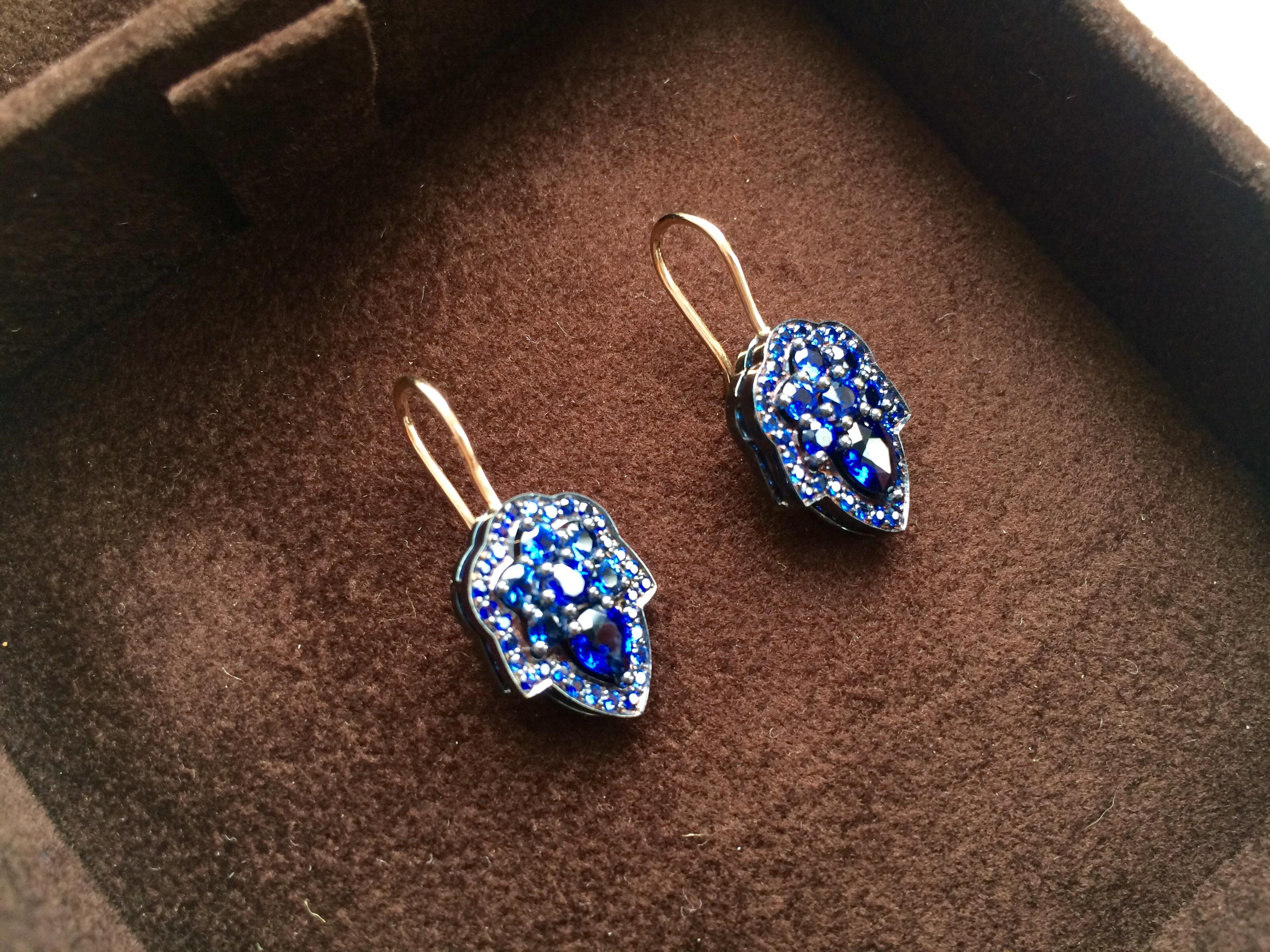 Ana de Costa Yellow Gold Blue Sapphire Pear Drop Earring Chain Pendant Set For Sale 3
