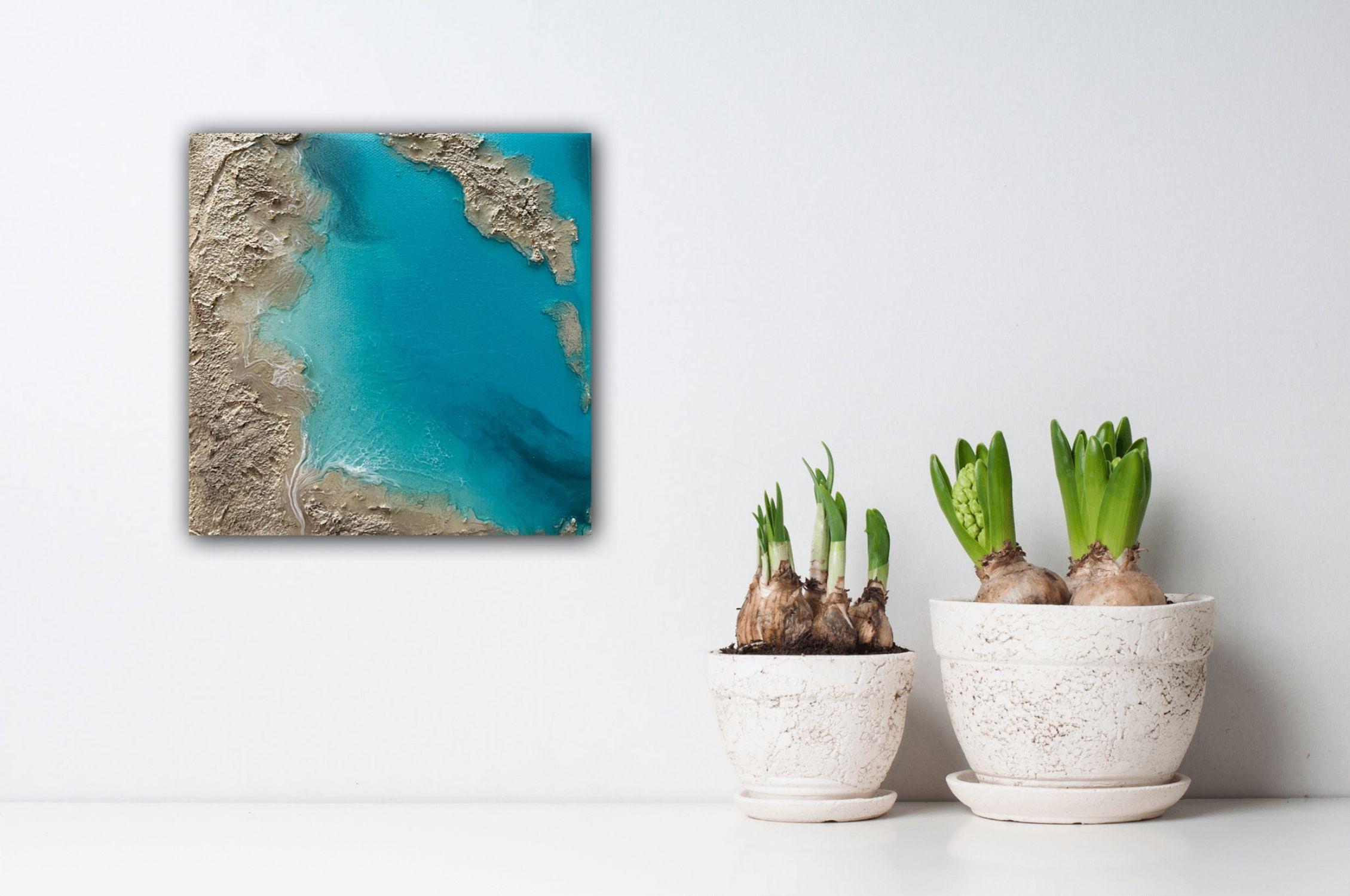 Peinture de l'océan inspirée par les couleurs de l'océan des Turks et Caicos et des Bahamas, vues d'une perspective aérienne.  Différentes nuances de bleu, de turquoise, de sarcelle, d'aqua, de beige et de blanc.  Ce tableau n'a pas besoin d'être