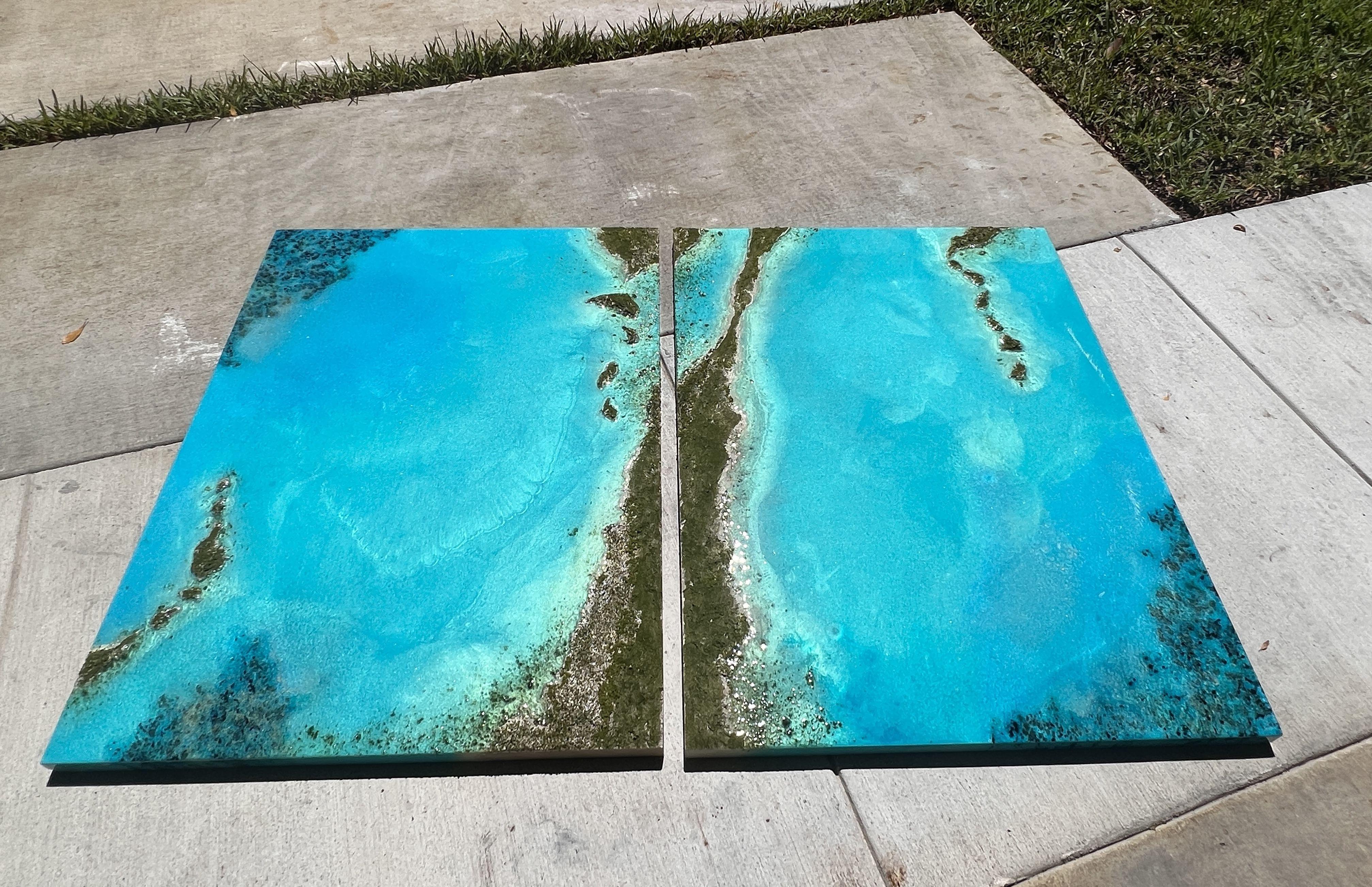 Luftaufnahme des Ozeans, inspiriert von Satelliten- und Luftbildern der Bahamas - Eleuthera    Geschichtetes getöntes Harz auf gewieften Holzplatten    Verschiedene Blau-, Türkis-, Teal-, Aqua-, Grün-, Beige- und Grüntöne sowie zarte Details in