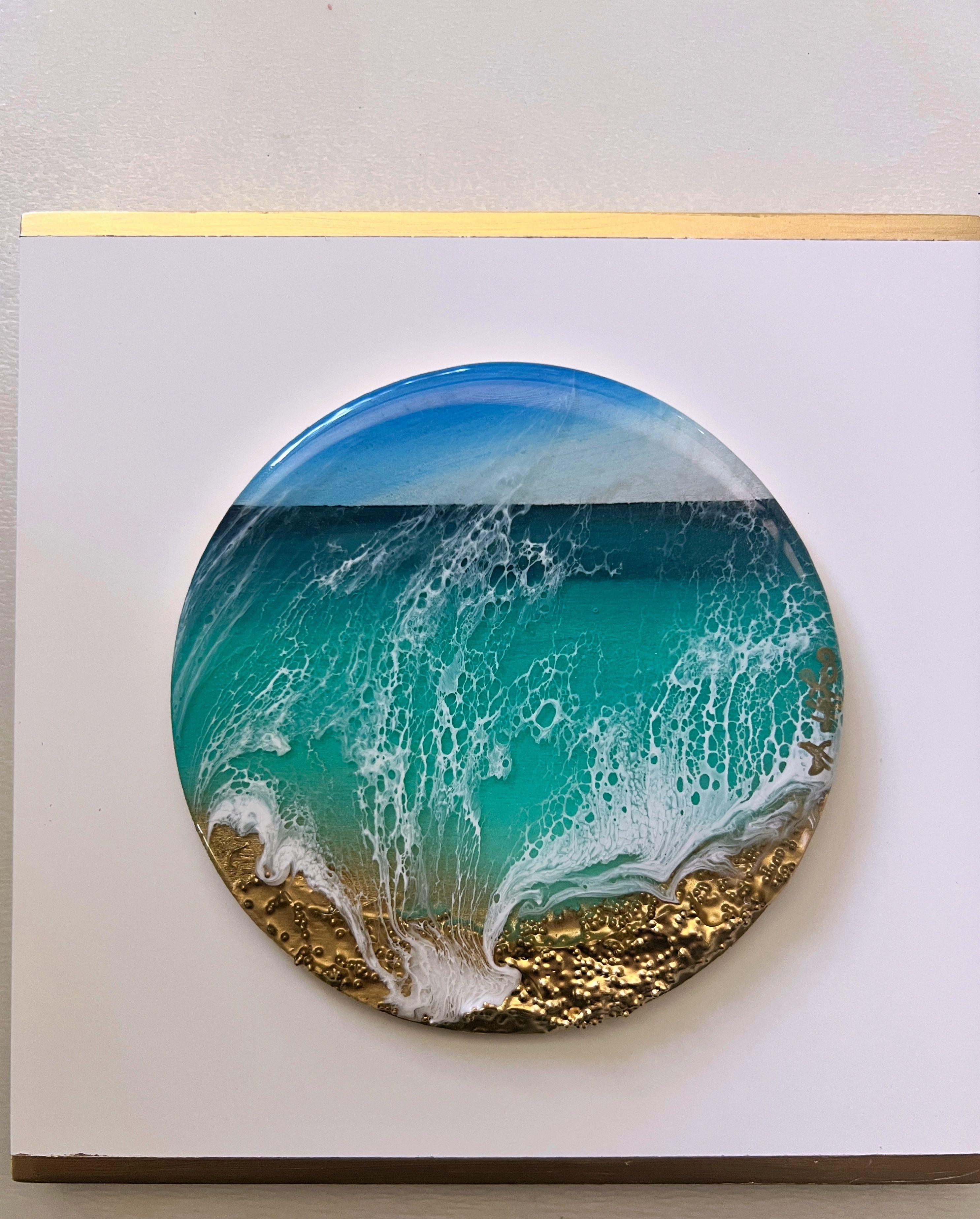 Miniatur-Ozeanbild rund     Inspiriert von den Meeresfarben der Turks- und Caicosinseln  Verschiedene Schattierungen von Blautönen, Türkis, Teal, Aqua, Gold und Weiß  Dieses Gemälde muss nicht gerahmt werden, das gemalte Bild erstreckt sich über die