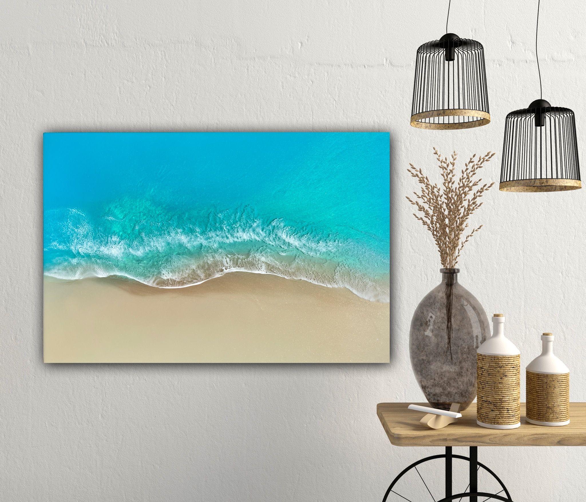 Mixed Media-Ozean-Gemälde in Öl     Einzigartiges Meeresgemälde mit weißem Sandstrand und flüchtigen, schwungvollen Wellen, inspiriert von den Turks And Caicos Islands    unterschiedliche Blau-, Grün-, Türkis-, Teal-, Aqua-, Kupfer- und Goldtöne 