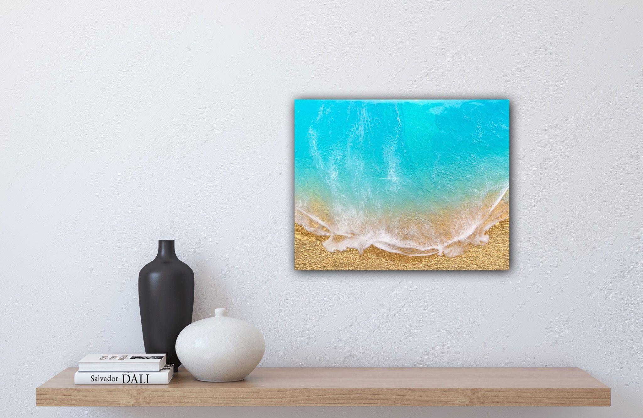 Original Mixed Media Strandlandschaft Ozean Wellen Malerei     Verschiedene Schattierungen von Blau, Grün, Türkis, Türkis, Aqua, Gold und Weiß  Dieses Gemälde muss nicht gerahmt werden, das gemalte Bild erstreckt sich über alle vier Seiten, es ist