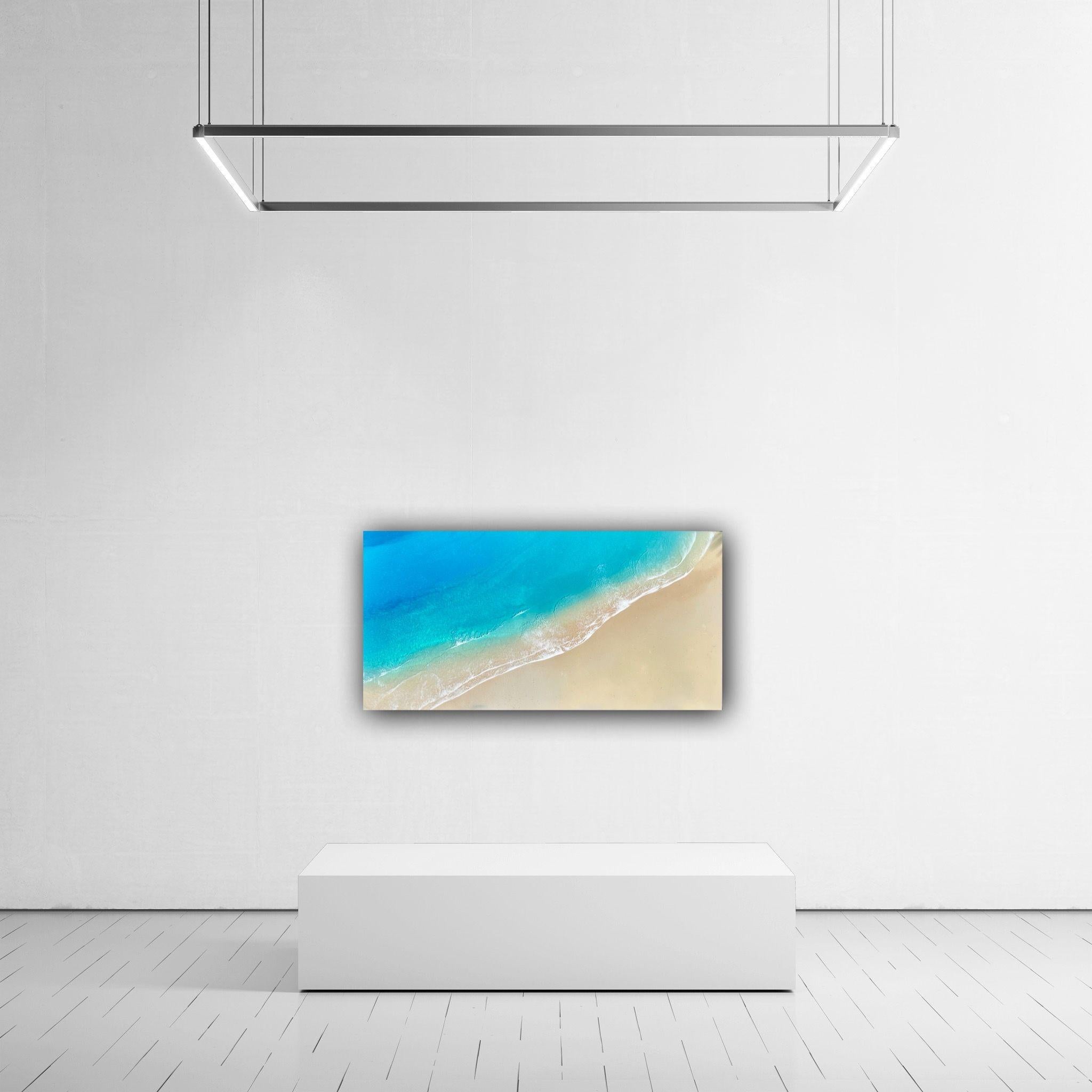 Plage de sable blanc Perspective aérienne de l'océan Peinture avec différentes nuances de bleu, turquoise, sarcelle, aqua, beige et blanc inspirée par les Bahamas et les îles Turks et Caicos.  Ce tableau n'a pas besoin d'être encadré, l'image peinte