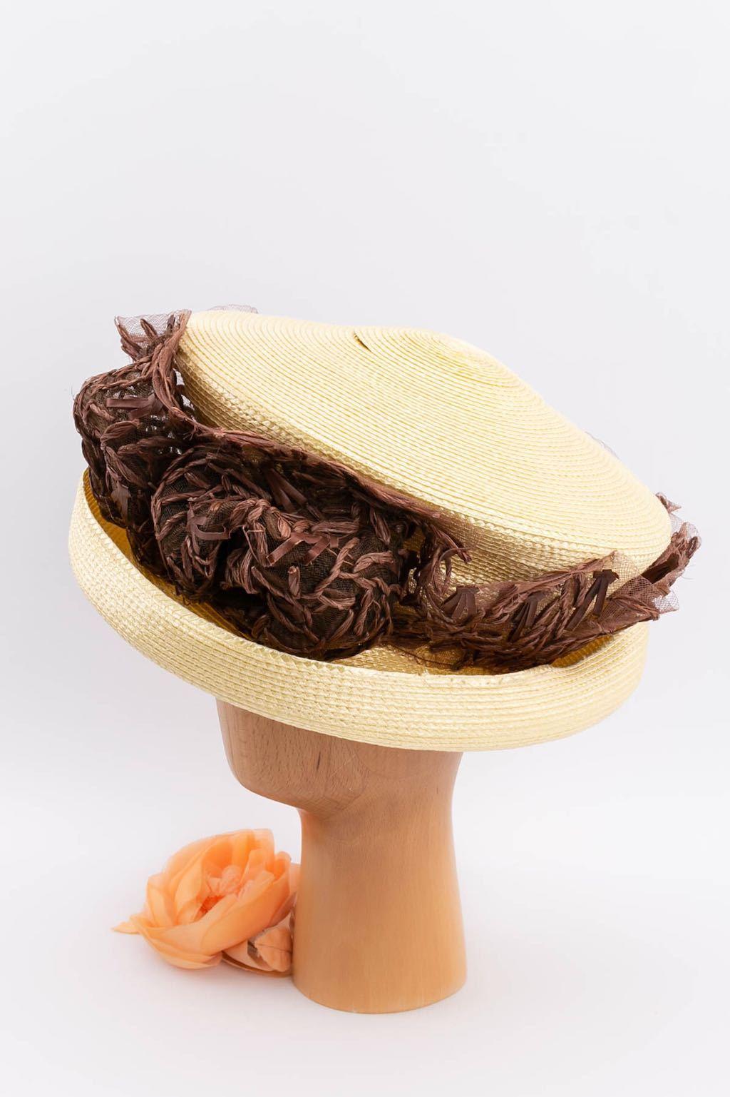 ANA KASZER - Cappello in paglia gialla decorato con tulle e rafia marrone.

Condizioni:
Ottime condizioni

Misure:
Circonferenza della testa: 53 cm (20.86 in) 

SKU:CHP191