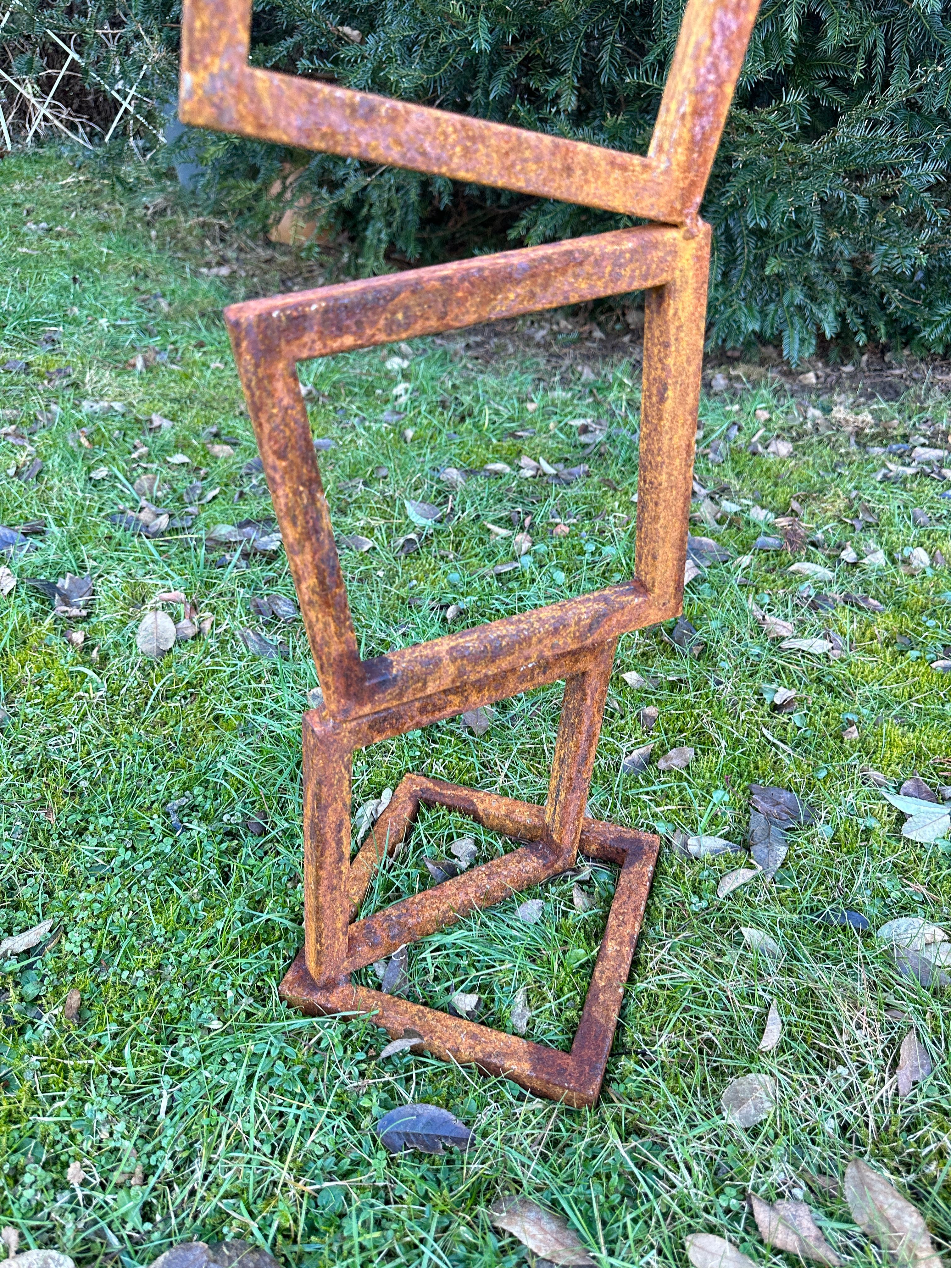 Simetría en movimiento - Impresionante escultura de acero oxidado, ideal para espacios interiores o exteriores. 
Su aspecto desgastado le añade un encanto único, convirtiéndolo en una pieza atrevida y duradera para cualquier ambiente.

Ten en cuenta