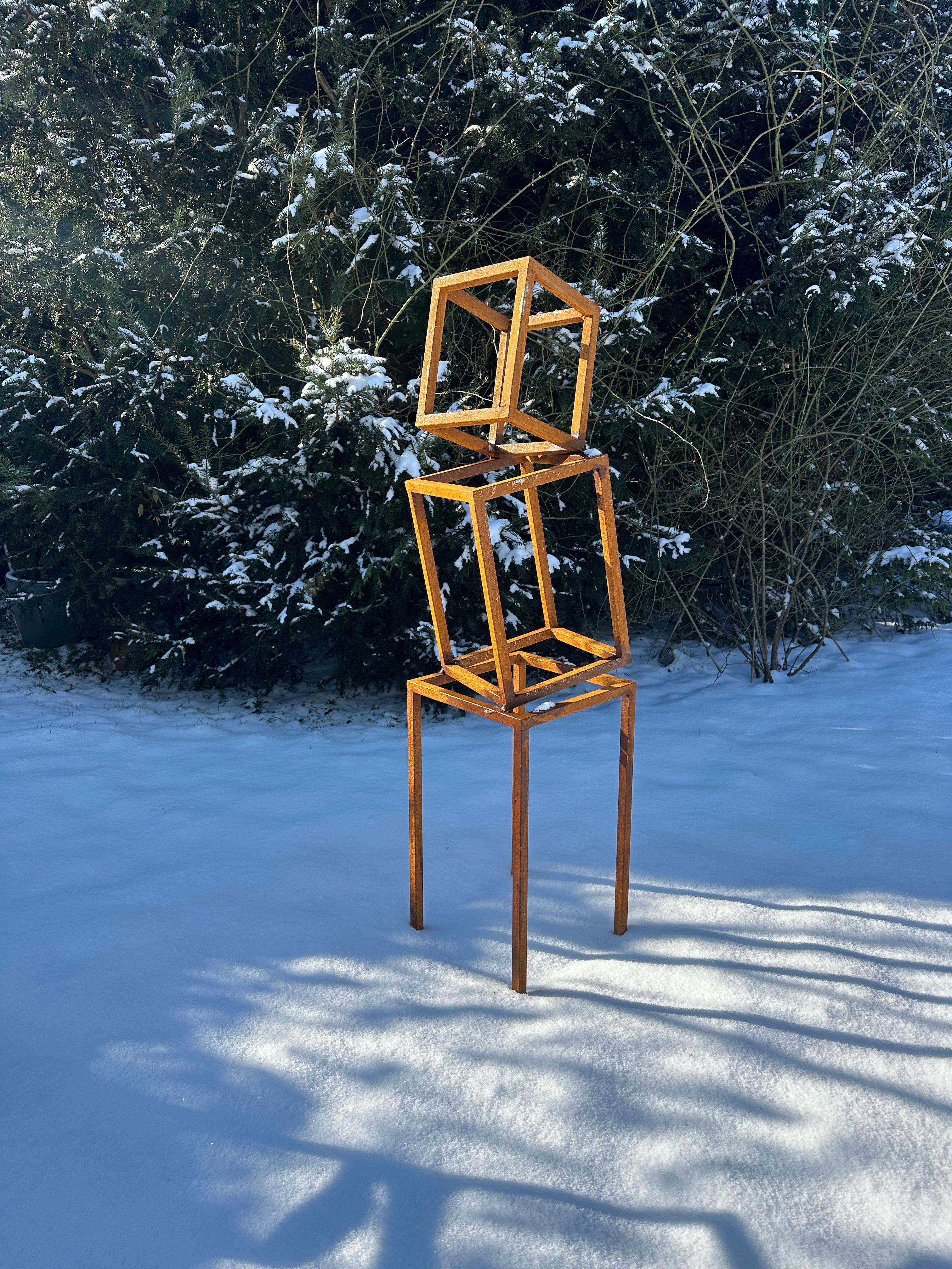 Elevated Geometry - Atemberaubende Skulptur aus rostigem Stahl, ideal für Innen- und Außenbereiche. 
Sein verwitterter Look verleiht ihm einen einzigartigen Charme und macht ihn zu einem kühnen und langlebigen Statement für jede Umgebung.

Bitte