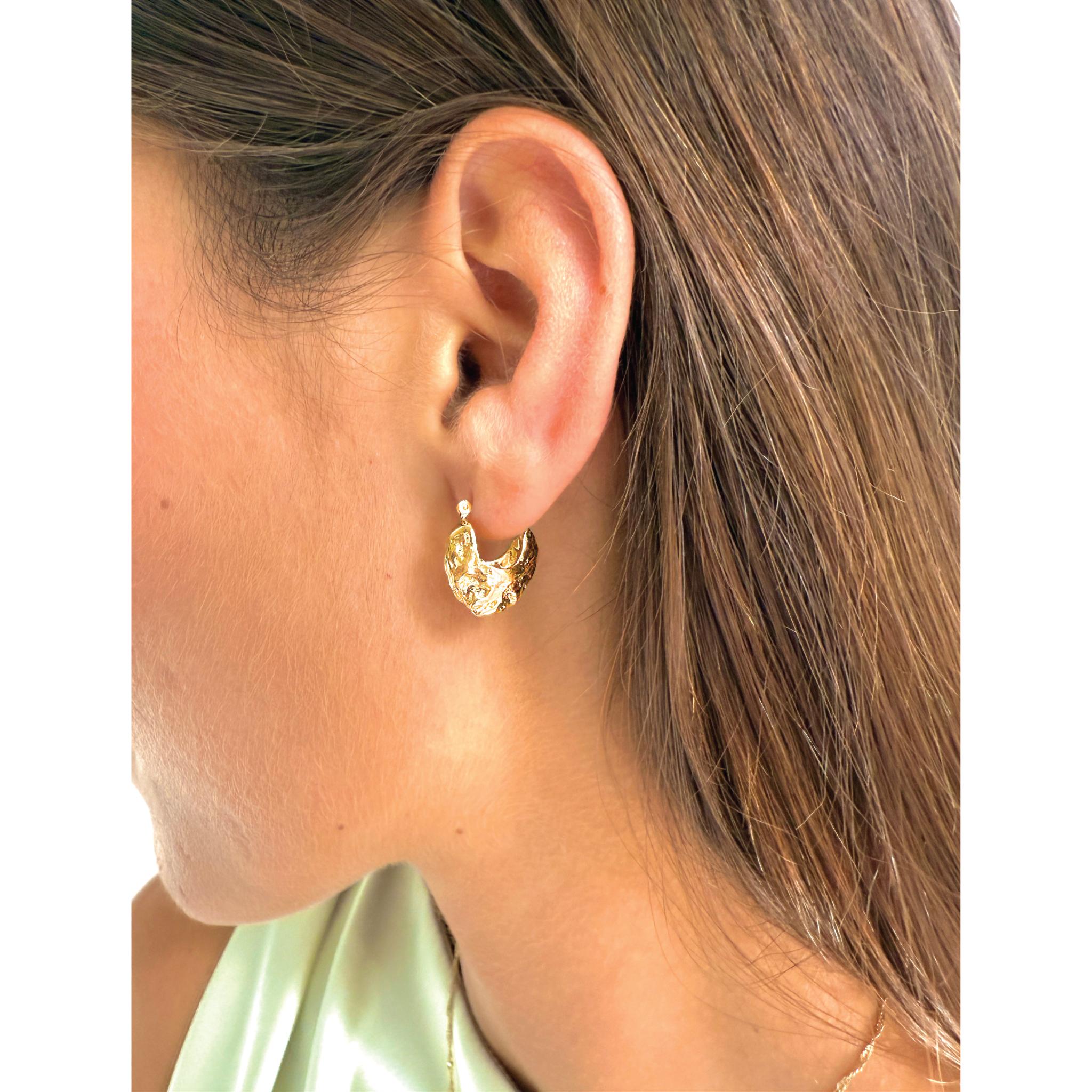 Moderne Ana Maria Créoles Huggie en or 14 carats en vente
