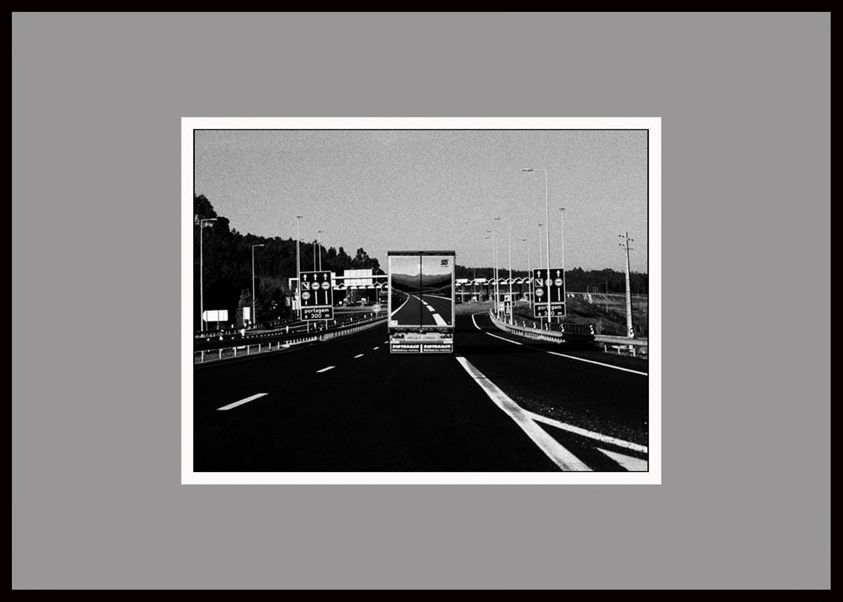 Highway, Portugal 2003 /Gelatin Silver Print/ Signé - Contemporain Photograph par Ana Maria Cortesão