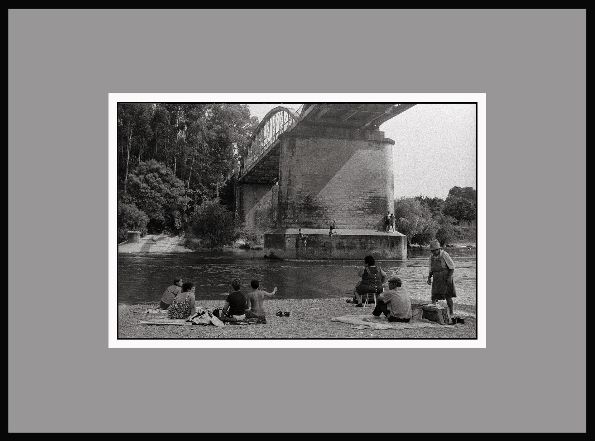 River Jumping - Portugal 2000 - Gelatinesilberdruck - Signiert (Schwarz), Black and White Photograph, von Ana Maria Cortesão