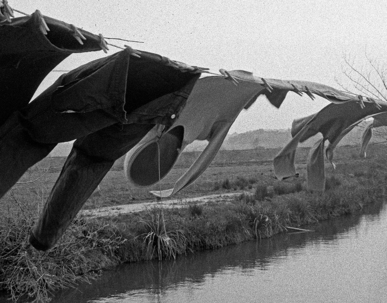 « The Clothesline », photographie en noir et blanc signée gélatine argentique, Portugal - Photograph de Ana Maria Cortesão