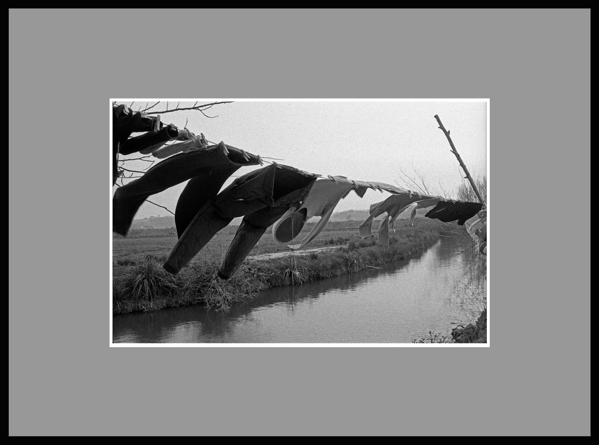« The Clothesline », photographie en noir et blanc signée gélatine argentique, Portugal - Contemporain Photograph par Ana Maria Cortesão