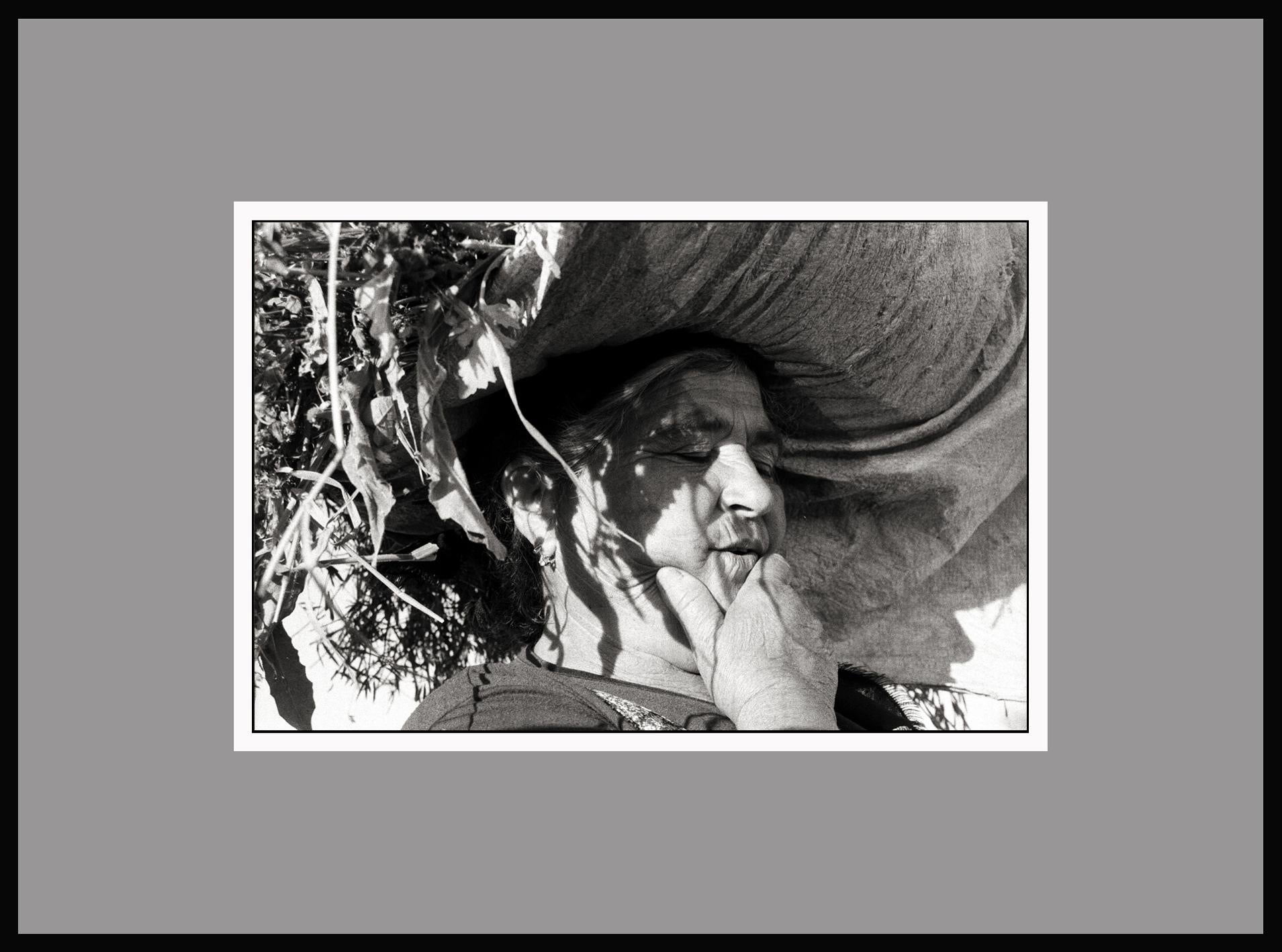 The Peasant – Der Bauer – Portugal 2001 – Gelatinesilberdruck – signiert (Schwarz), Black and White Photograph, von Ana Maria Cortesão