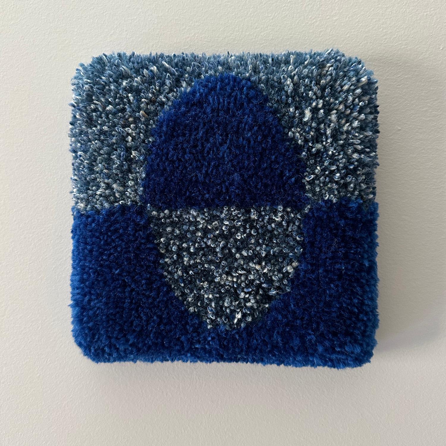 Fog, Textur, Textil, Muster, Blau, symmetrisch  – Sculpture von Ana Maria Farina