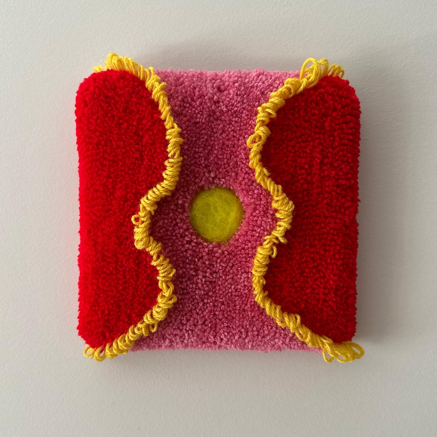 Nurture, texture, textile, motif, rose, rouge, jaune, 3D - Sculpture de Ana Maria Farina