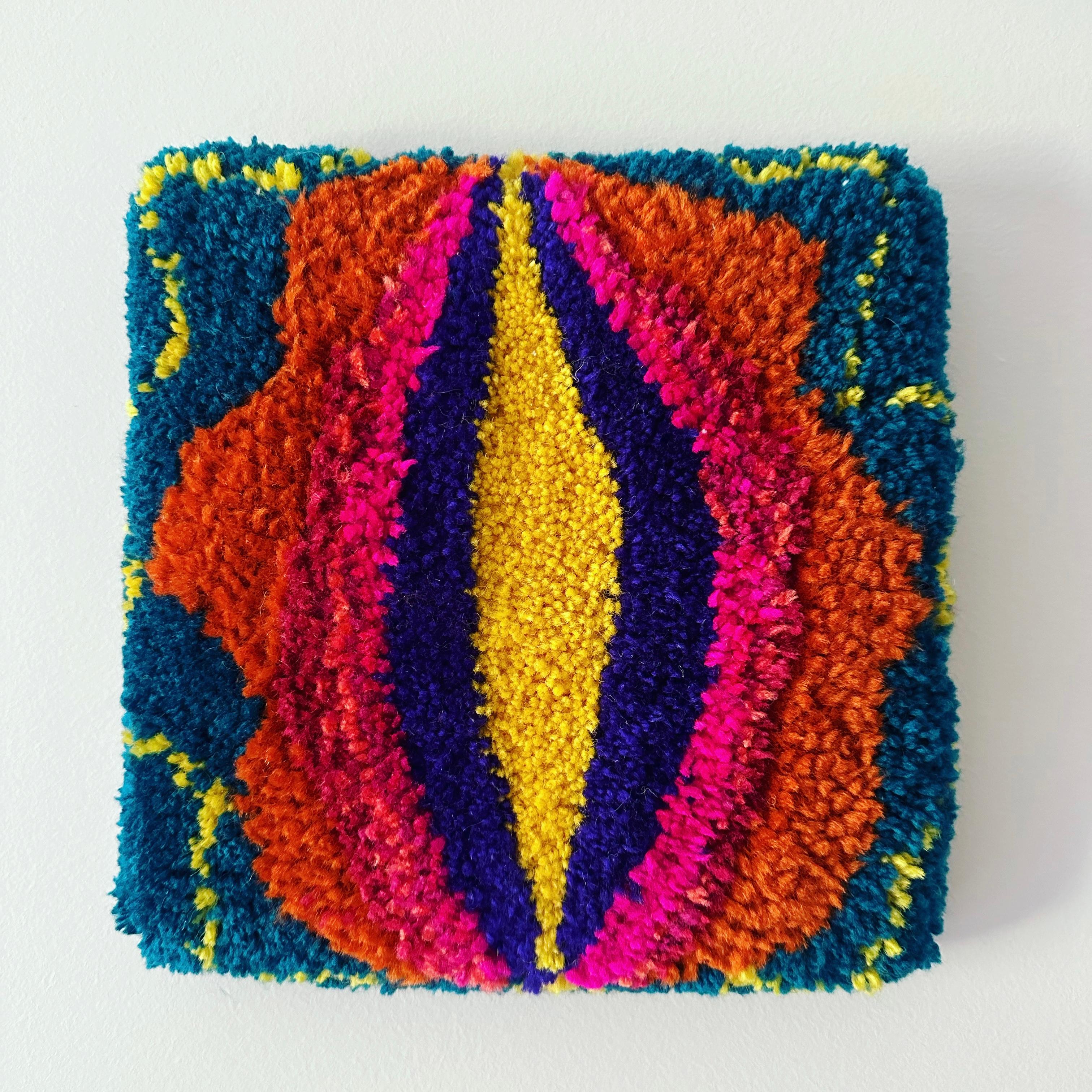 Semente (Seed), red, yellow, pink, purple, 3D, tufting, textile, texture - Sculpture by Ana Maria Farina