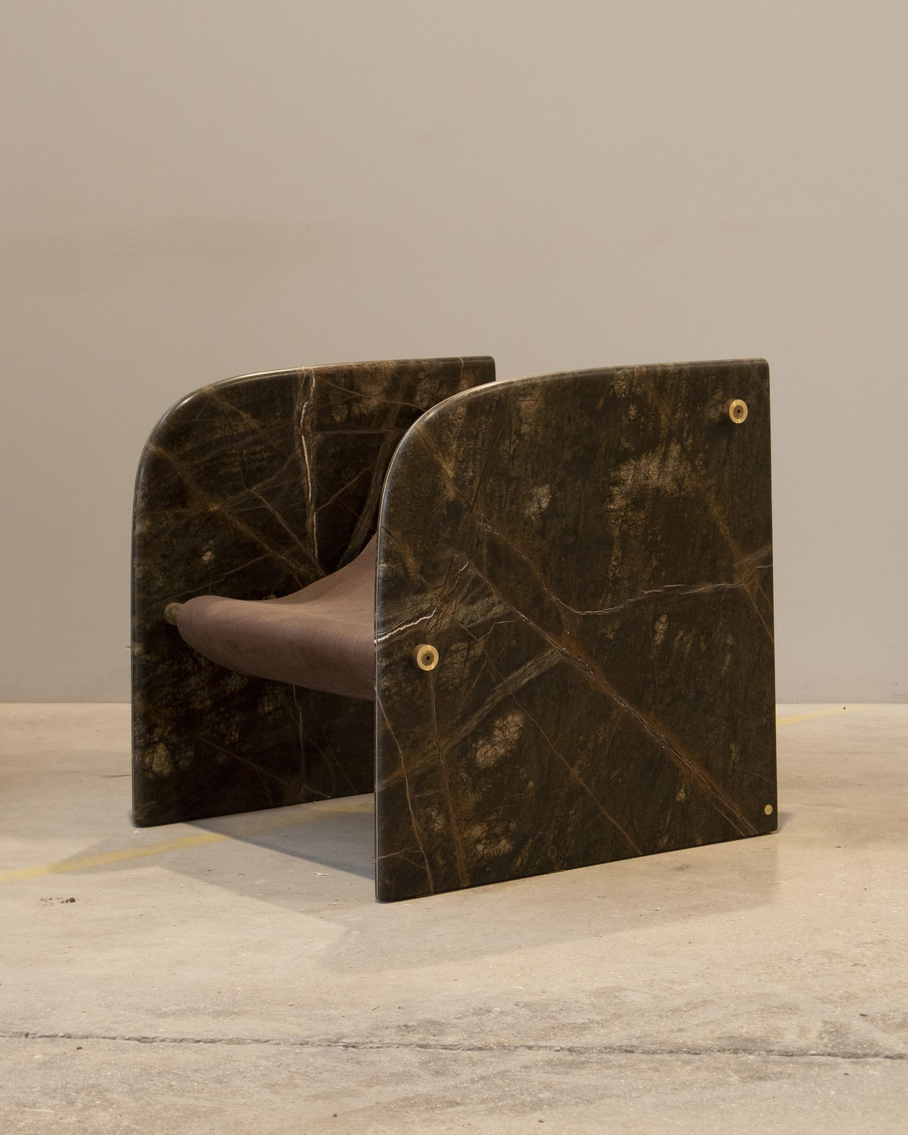 La silla de mármol Ana es una versión única de una silla de diseño que combina materiales atemporales de una forma nueva. La silla Ana de mármol es un juego con el arte de la sencillez y la belleza de las líneas limpias. Quería crear una pieza que