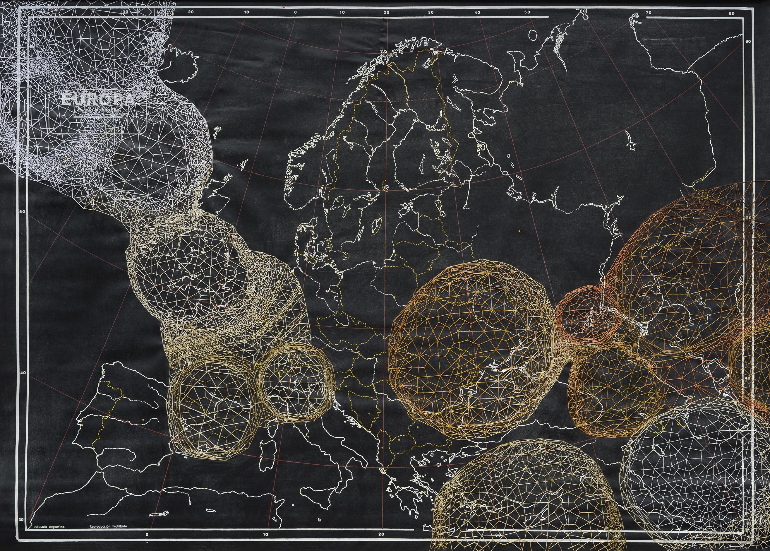 Ohne Titel, Handstickerei auf Landkarte. Aus der Serie Cartographien – Art von Ana Seggiaro