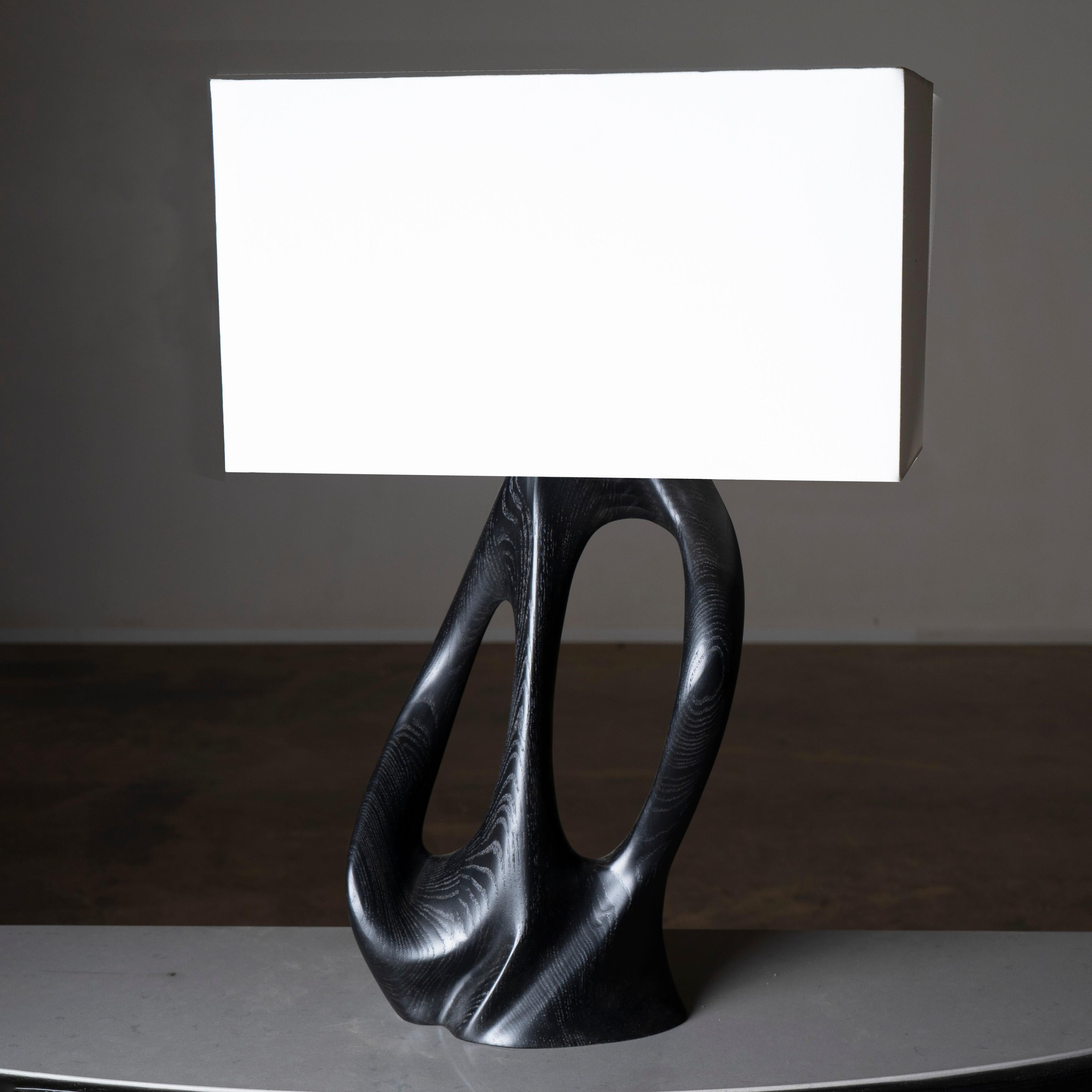 Ana Tischlampe, Honey gebeizt, Eschenholz mit elfenbeinfarbenem seidenen trommelschirm von Amorph (21. Jahrhundert und zeitgenössisch) im Angebot