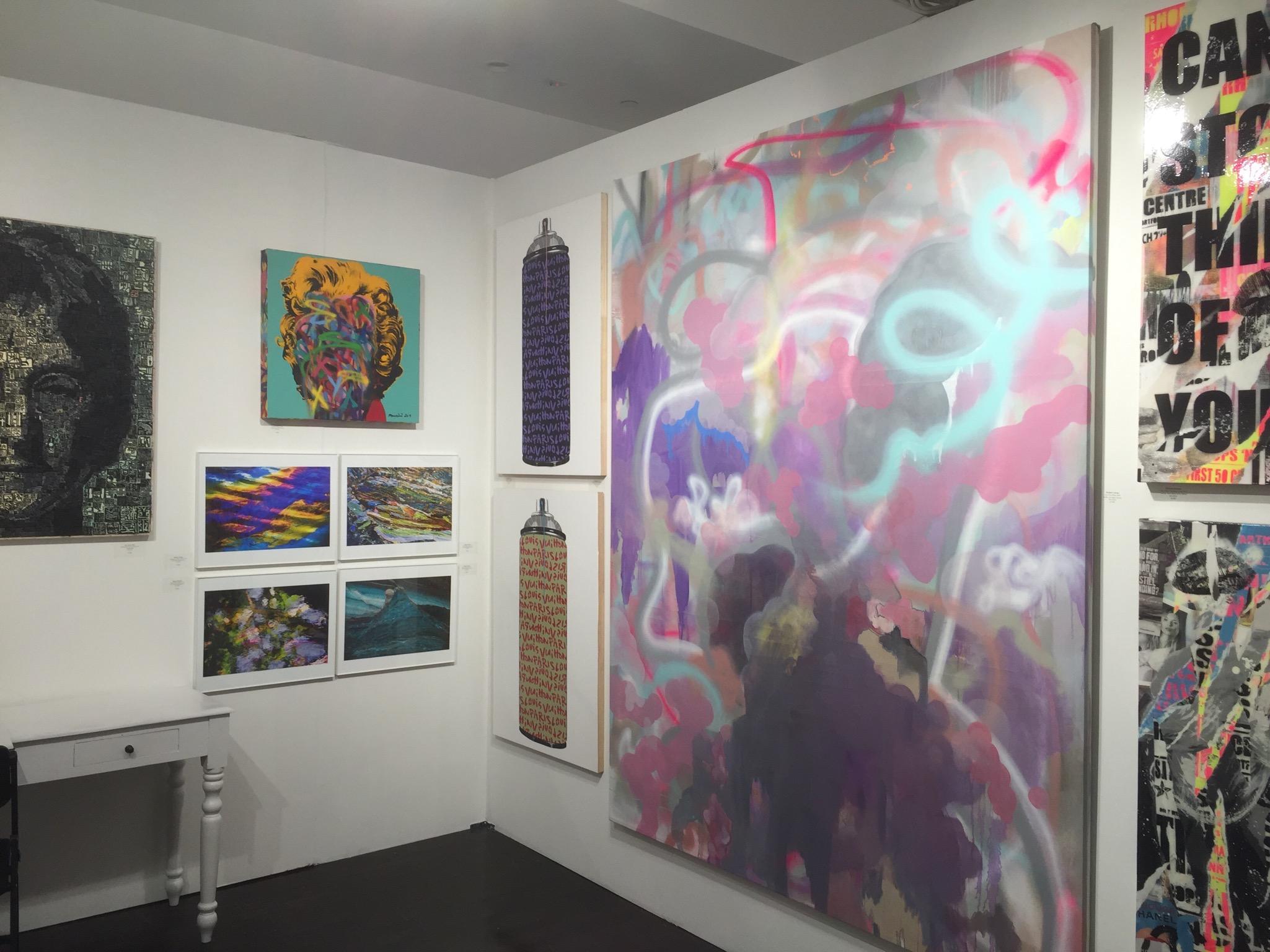 La sensación de la obra de Anabel reconforta al espectador con un rico colorido yuxtapuesto a agresivos tonos más oscuros. En un torbellino de elementos podemos sentir motas de polvo, gotas de lluvia, rayos de sol; llevándote a un paisaje repleto de