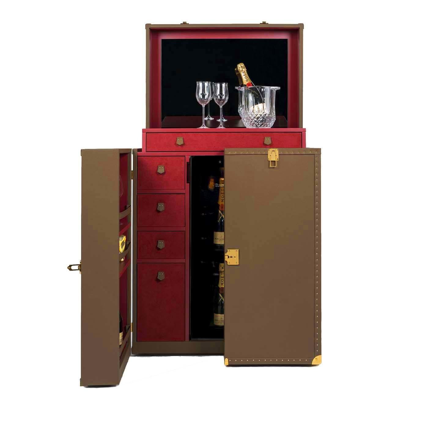 Anacapri is a well-known holiday resort with breathtaking scenery and iconic style. It inspired our Anacapri trunk, a 1920s steamer trunk reinterpreted as a beautiful bar corner. The outside of the trunk is covered with fine leather, solid brass