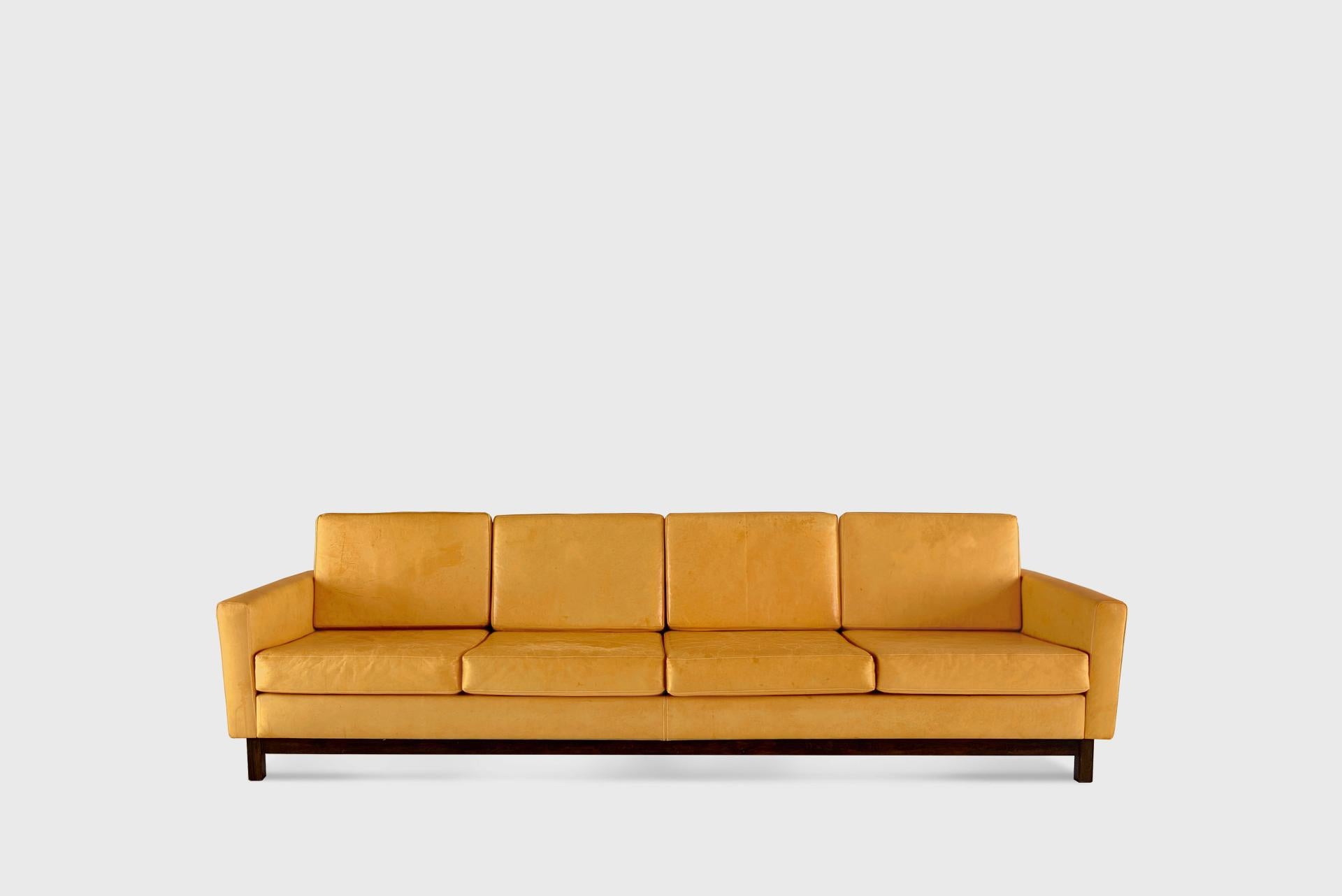 Anacastro Sofa
Hergestellt von Oca
Brasilien, 1960er Jahre
Jacaranda und Naturleder

Messungen
270 cm x 80 cm x 78 h cm (Rückseite)
106,3 in x 31,5 in x 30,7 h in (Rückseite)
270 cm x 80 cm x 42 h cm (Sitz)
106,3 in x 31,5 in x 16,5 h in (Sitz)