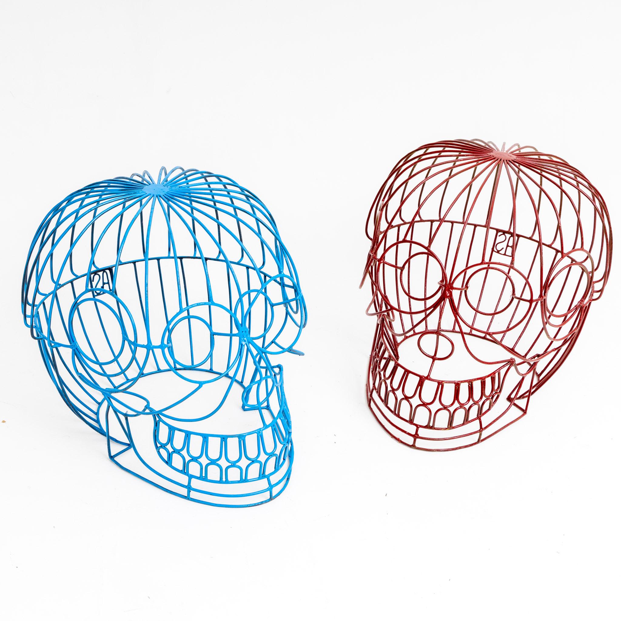 Paire de tabourets par Anacleto Spazzapan en forme de crânes faits de tiges de métal soudées individuellement et peintes respectivement en bleu et rouge. Monogramme AS au dos.
En tant que designer, Anacleto Spazzapan (né en 1943) se considère au
