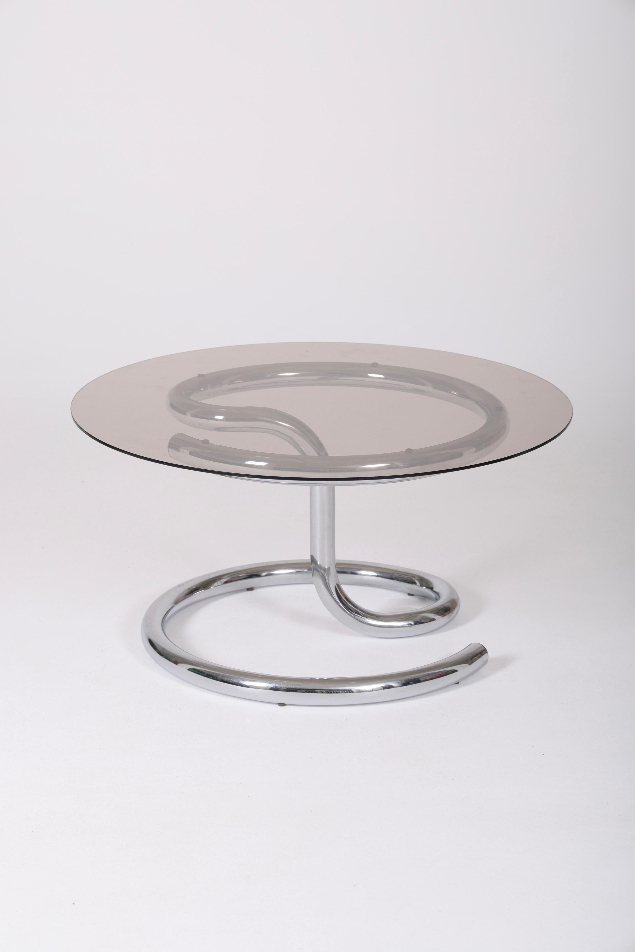 Round coffee table, Anaconda model by designer Paul Tuttle, from the 1970s. Chromed metal base and smoked glass tabletop. In very good condition.
LP836.