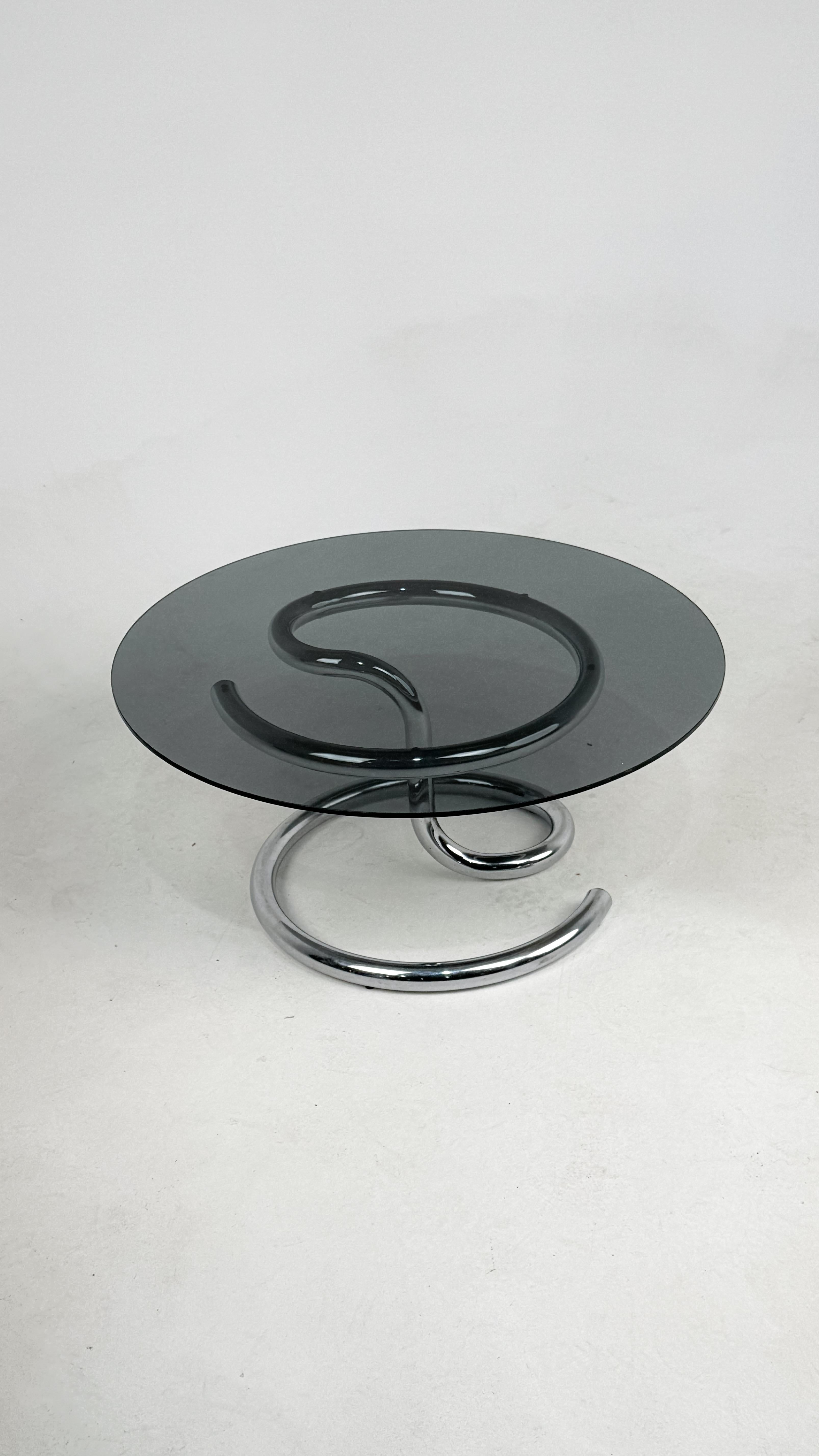 Anaconda Coffee Table by Paul Tuttle for Strässle, Switzerland, 1970s

A striking example of 1970s modernist design, the Anaconda coffee table by Paul Tuttle for Strässle is a sculptural masterpiece that blends form and function. Featuring a single
