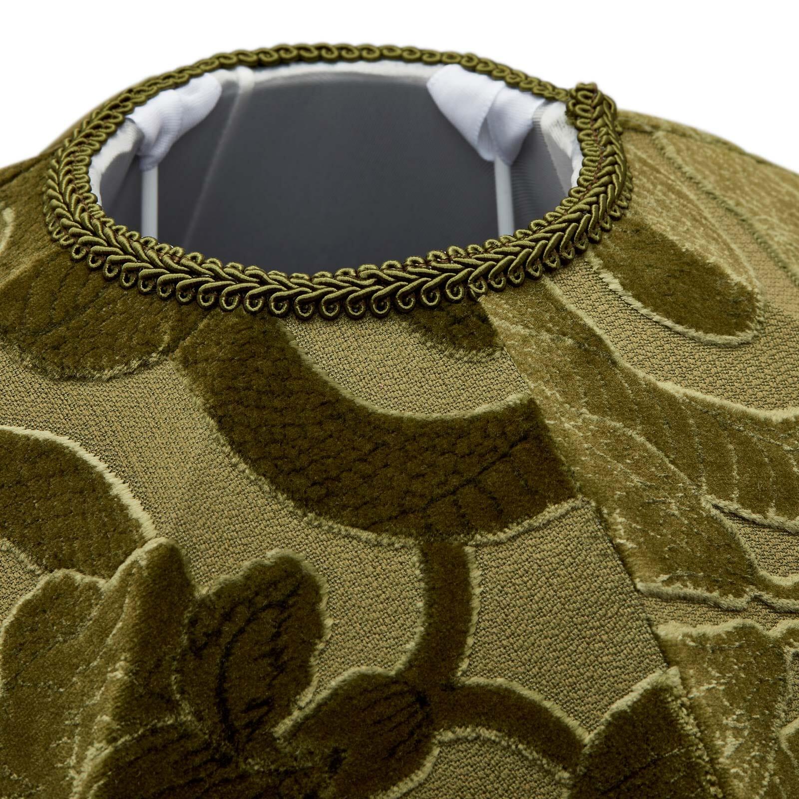 While the silhouette of this Oria lampshade says Victoriana, the ANACONDA motif harks all the way back to the Garden of Eden with its beguiling motif of intertwining serpents. Handcrafted in the UK, this design is cloaked in opulent 'Olive-Green'