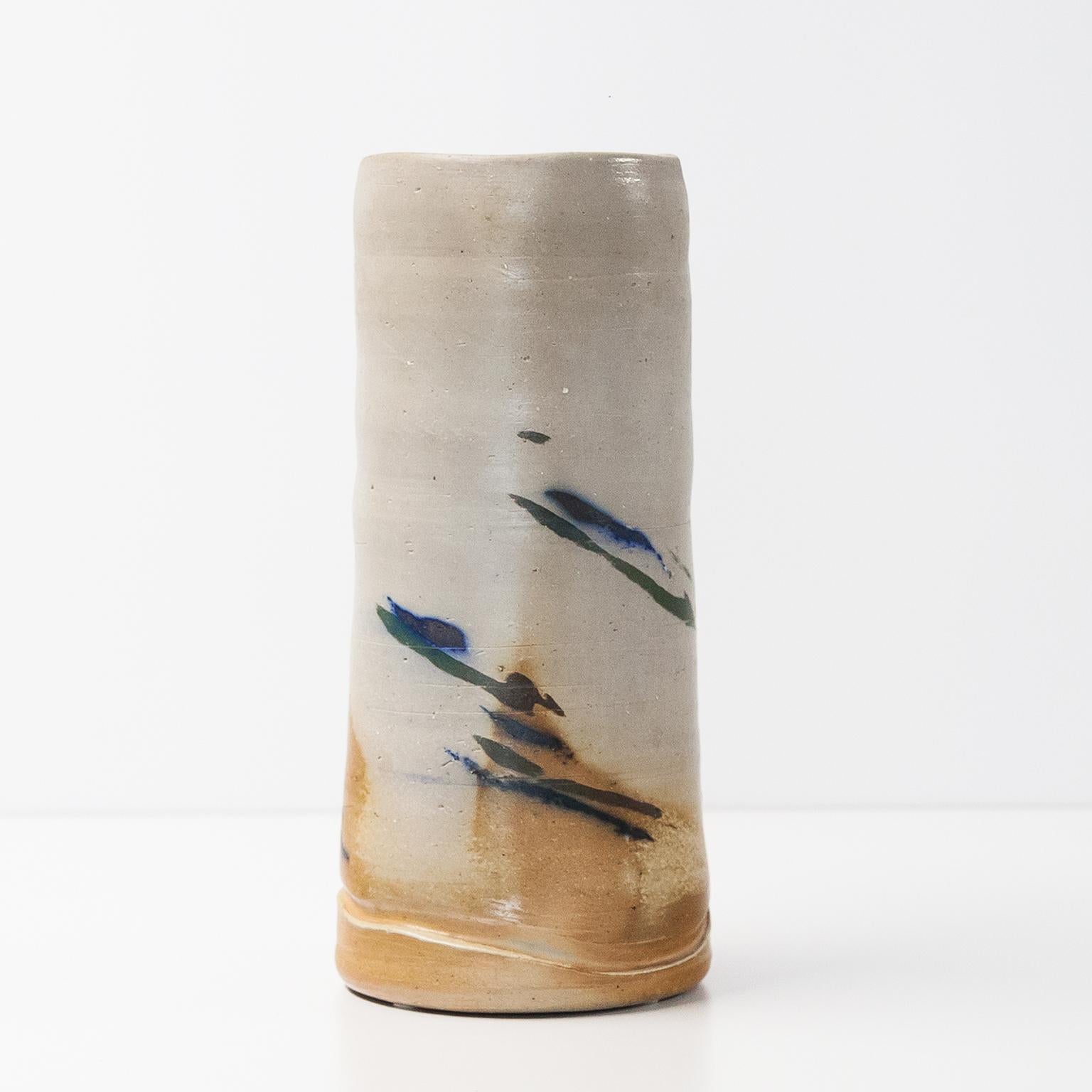 Einzigartige Vase aus holzgebranntem Steinzeug der Minimal Art Pottery, die nach seiner Reise nach Japan im ersten japanischen Anagama-Holzofen in Deutschland hergestellt wurde. Die riesige Vase ist aus hellbraunem, ockergelb glasiertem Steinzeug