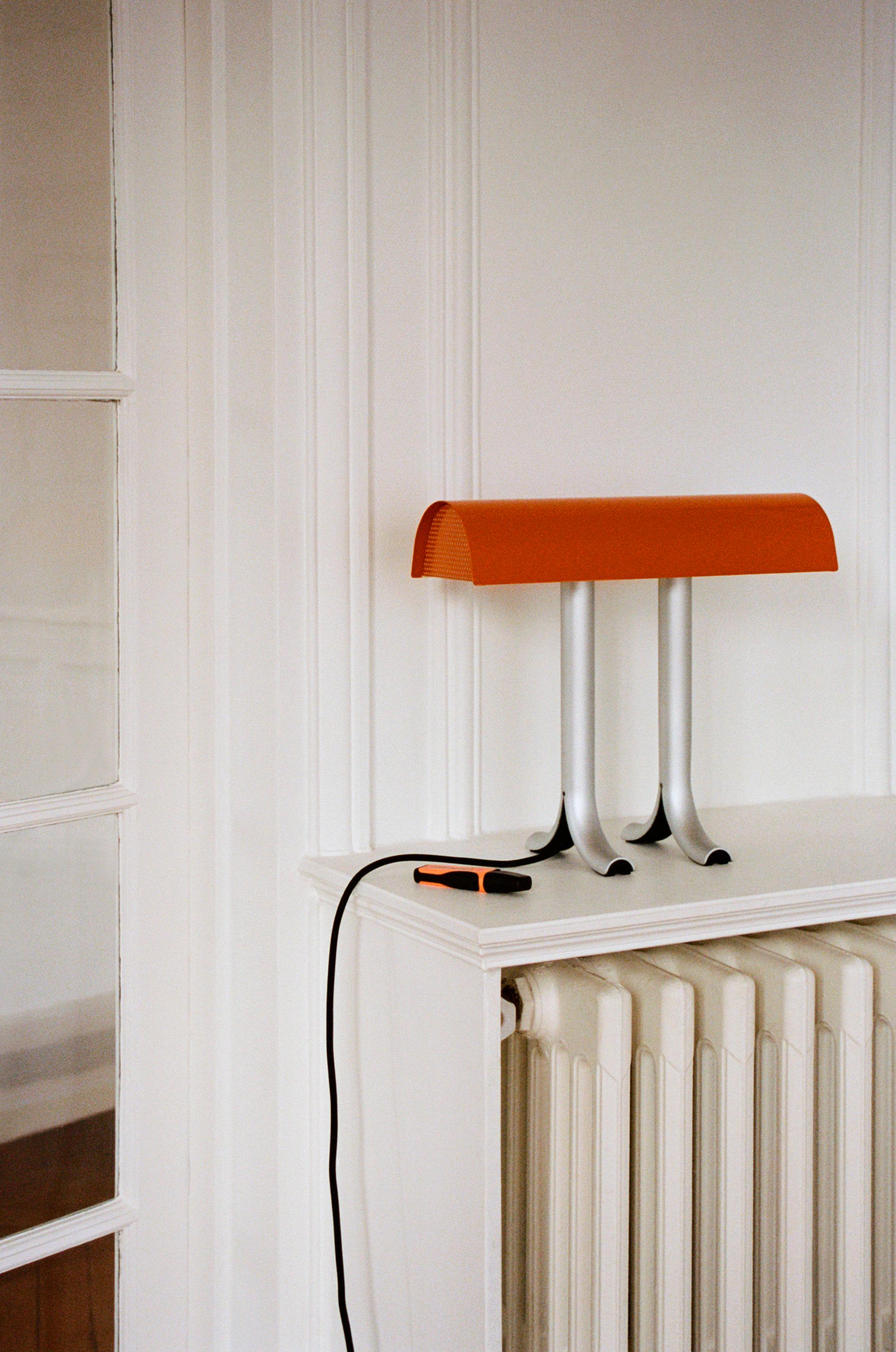 Lámpara de mesa Anagram, naranja oscuro, acero by Sam Weller for Hay Acero en venta