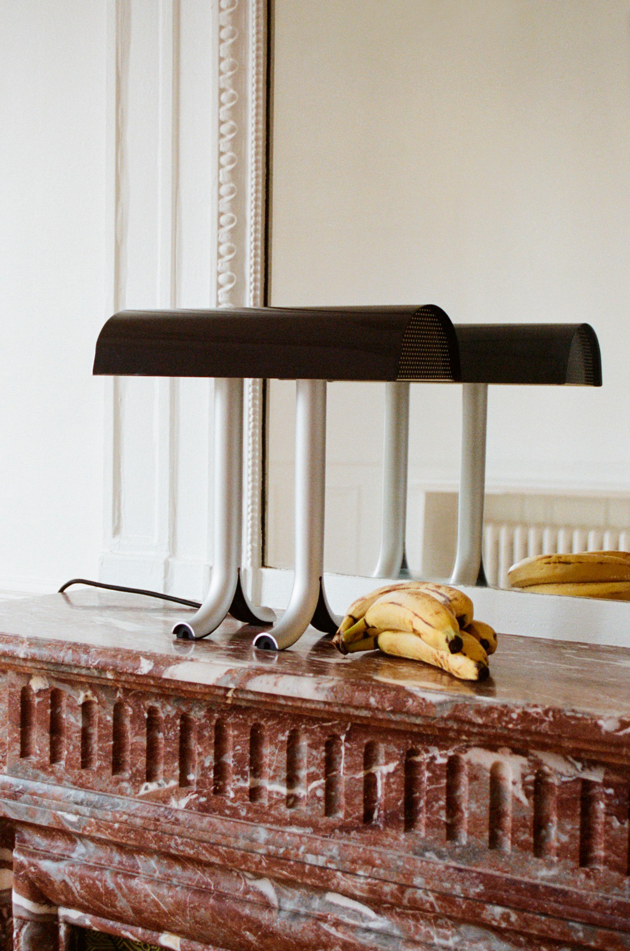 Scandinave moderne Lampe de table Anagram, noir de fer, Steele par Sam Weller pour HAY en vente