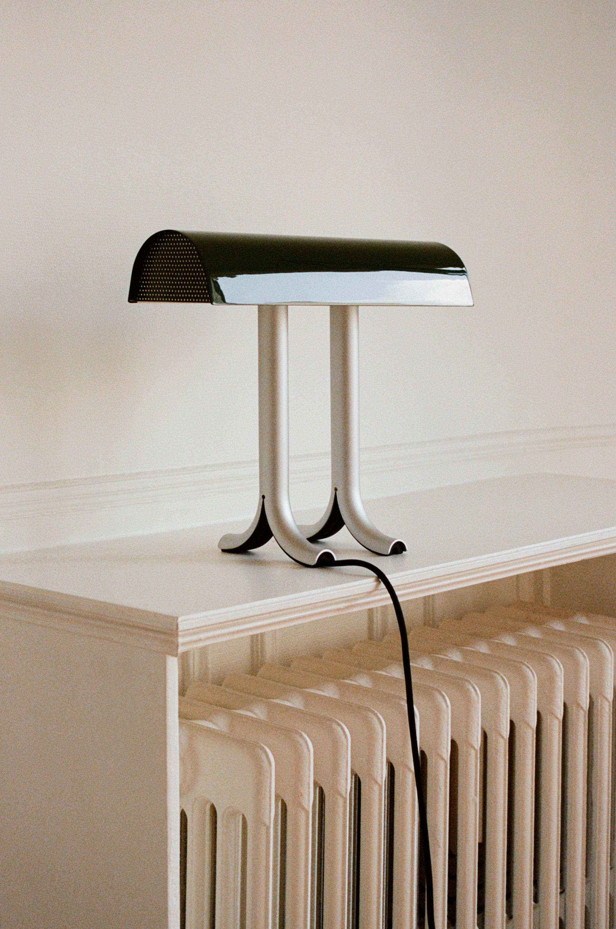 XXIe siècle et contemporain Lampe de table Anagram, noir de fer, Steele par Sam Weller pour HAY en vente