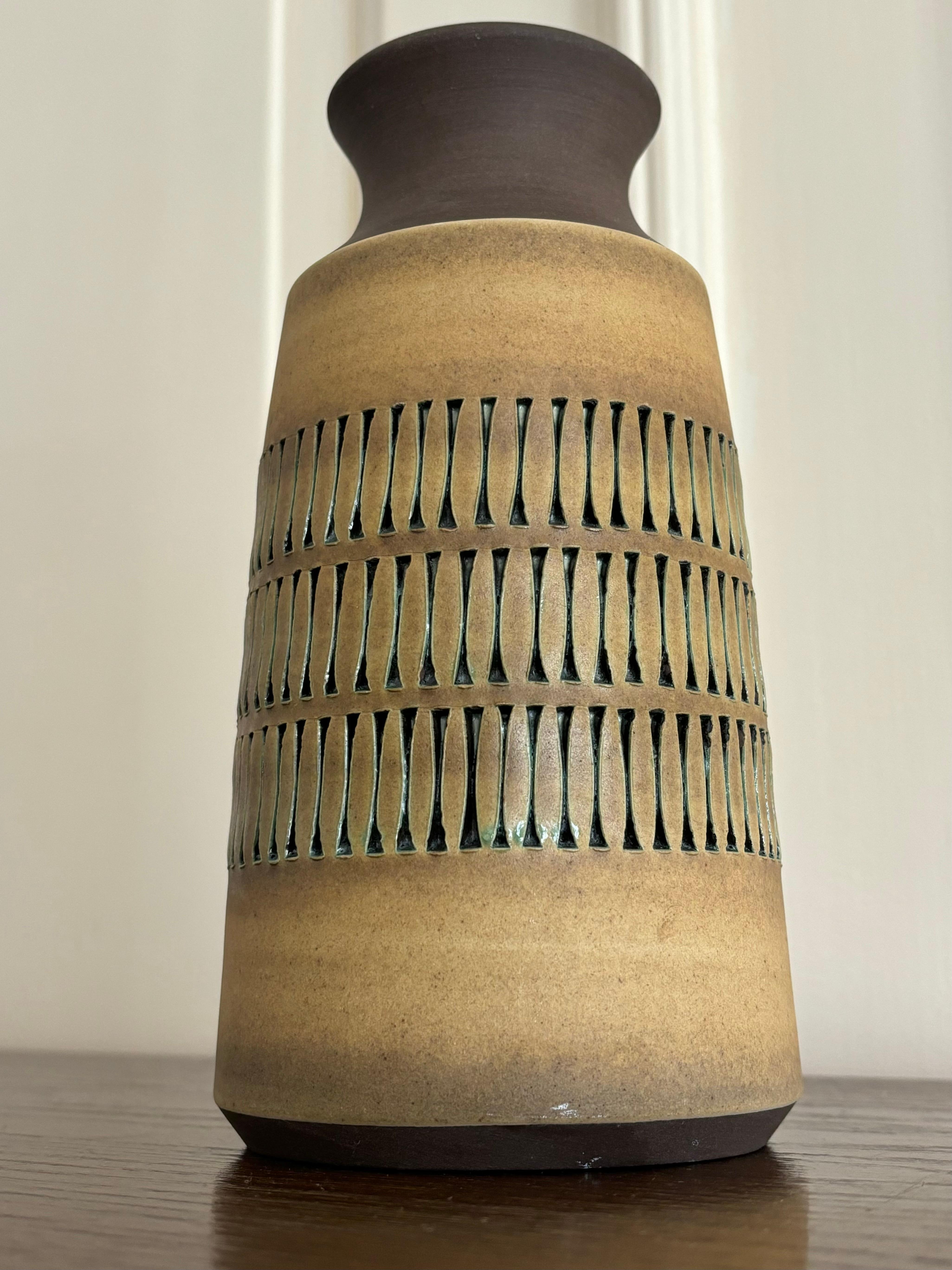 Mid-Century moderno Vaso in ceramica svedese Anagrius Graphic Decor, anni '60 in vendita