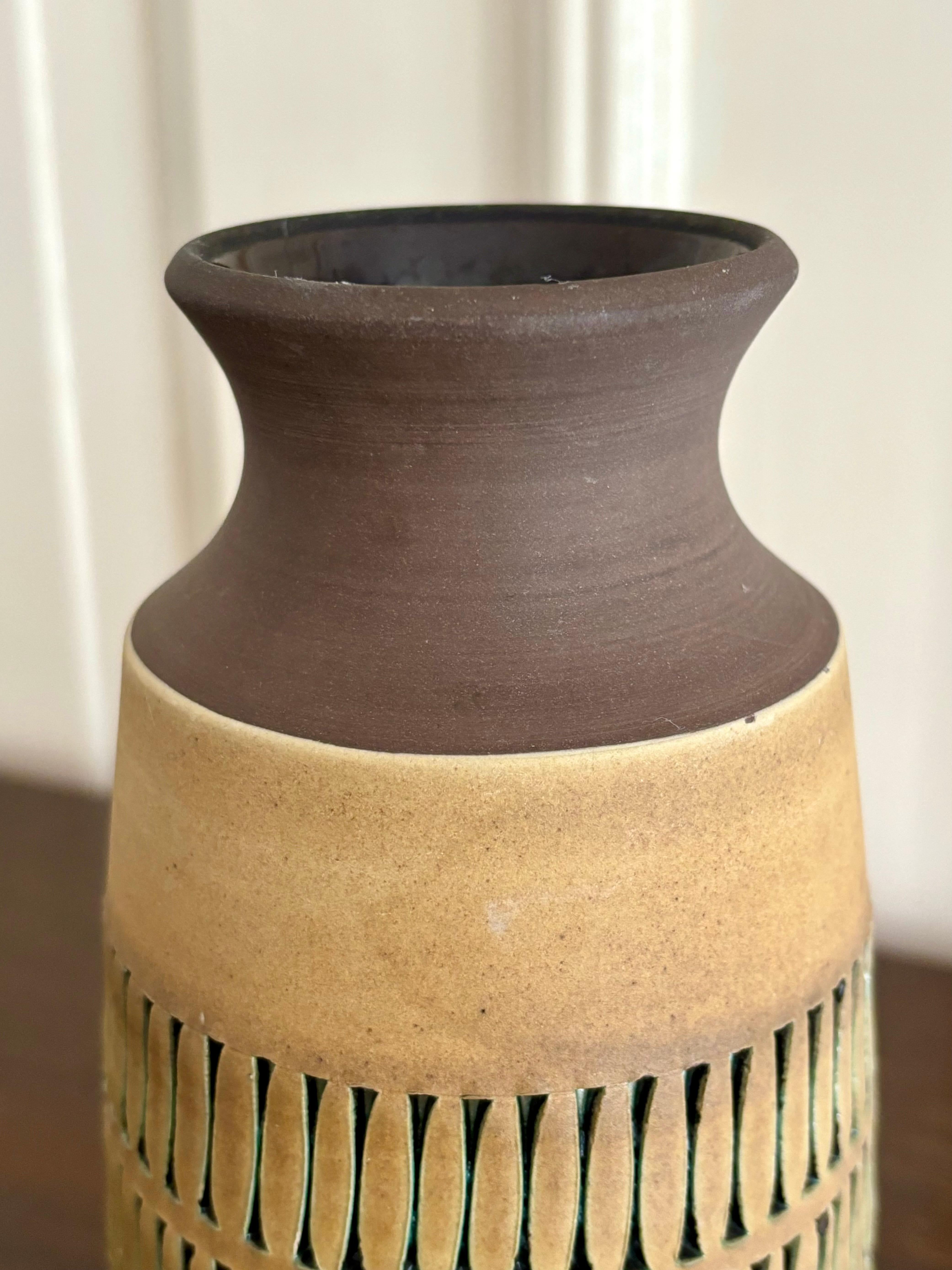 Intagliato a mano Vaso in ceramica svedese Anagrius Graphic Decor, anni '60 in vendita