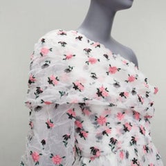 ANAIS JOURDEN Robe blanche à manches asymétriques avec broderie florale froissée rose FR 38