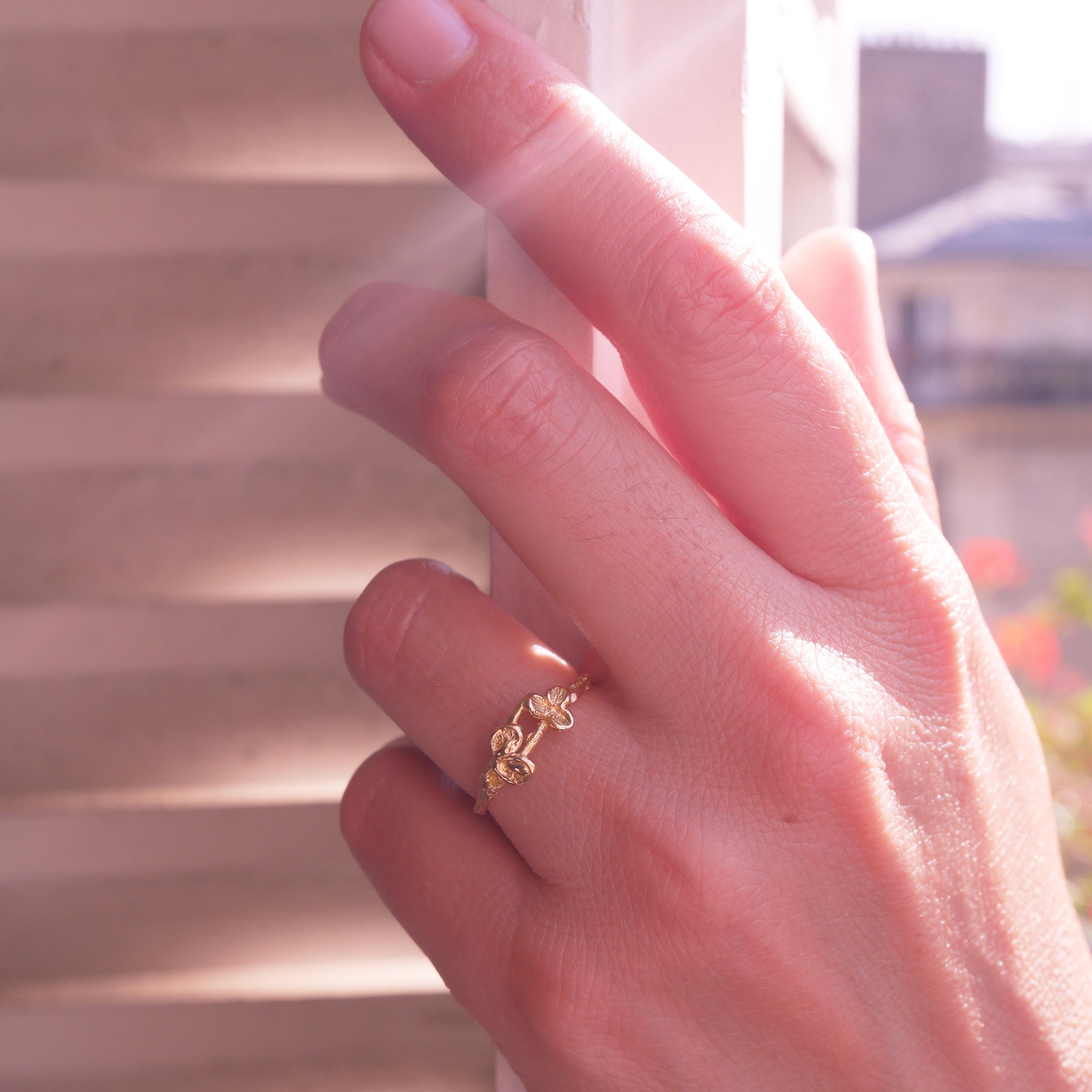 One of a kind]ring is made in 18 Karat yellow gold app. 2,5 grams.
It's reversible with a delicate leaf.
French size 52  / 5.5 US size .
It can be made to size upon request.
The craftsmanship is entirely hand made with great care, in my Parisian