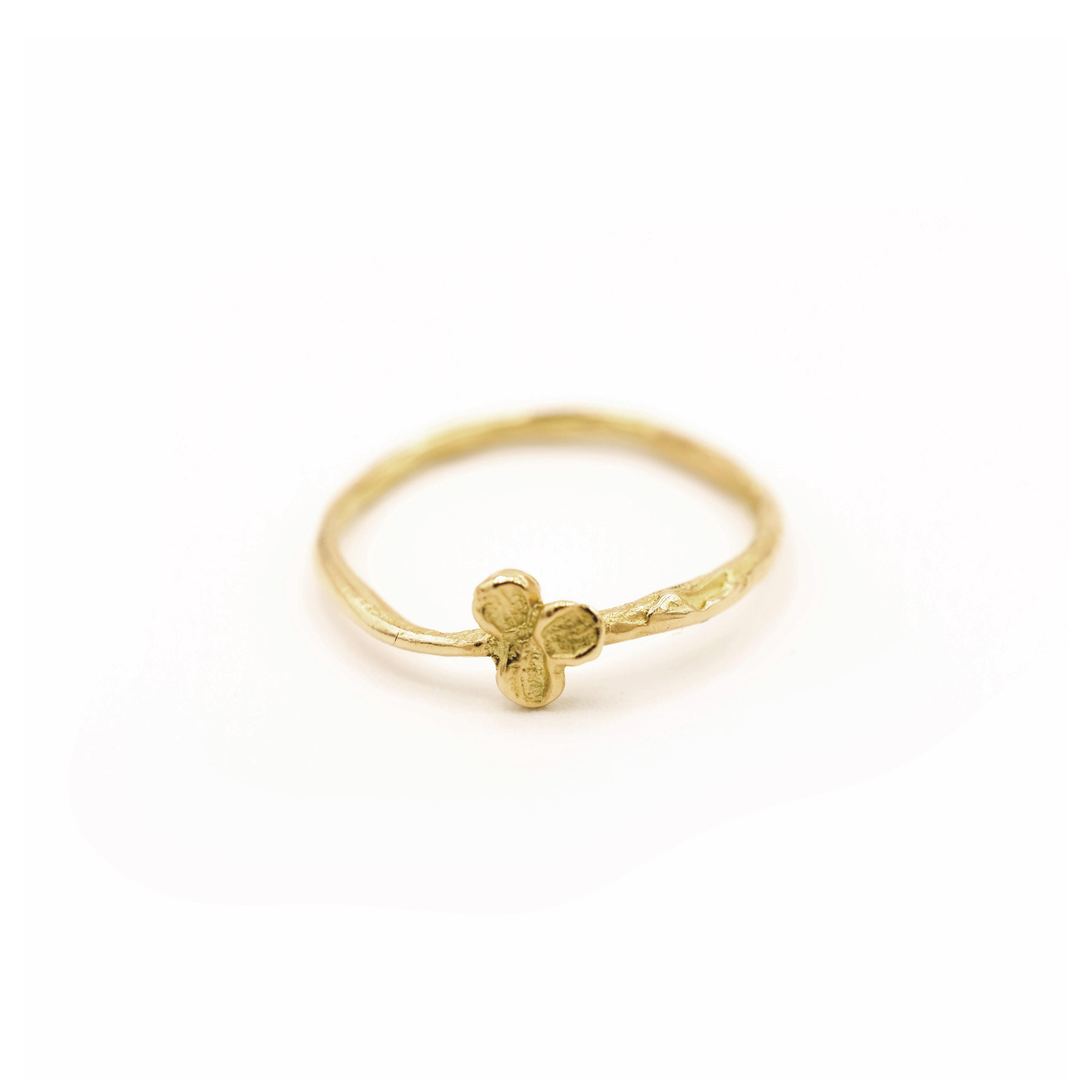 Women's Anais Rheiner 18 Karat Yellow Gold Leaf Band Ring For Sale