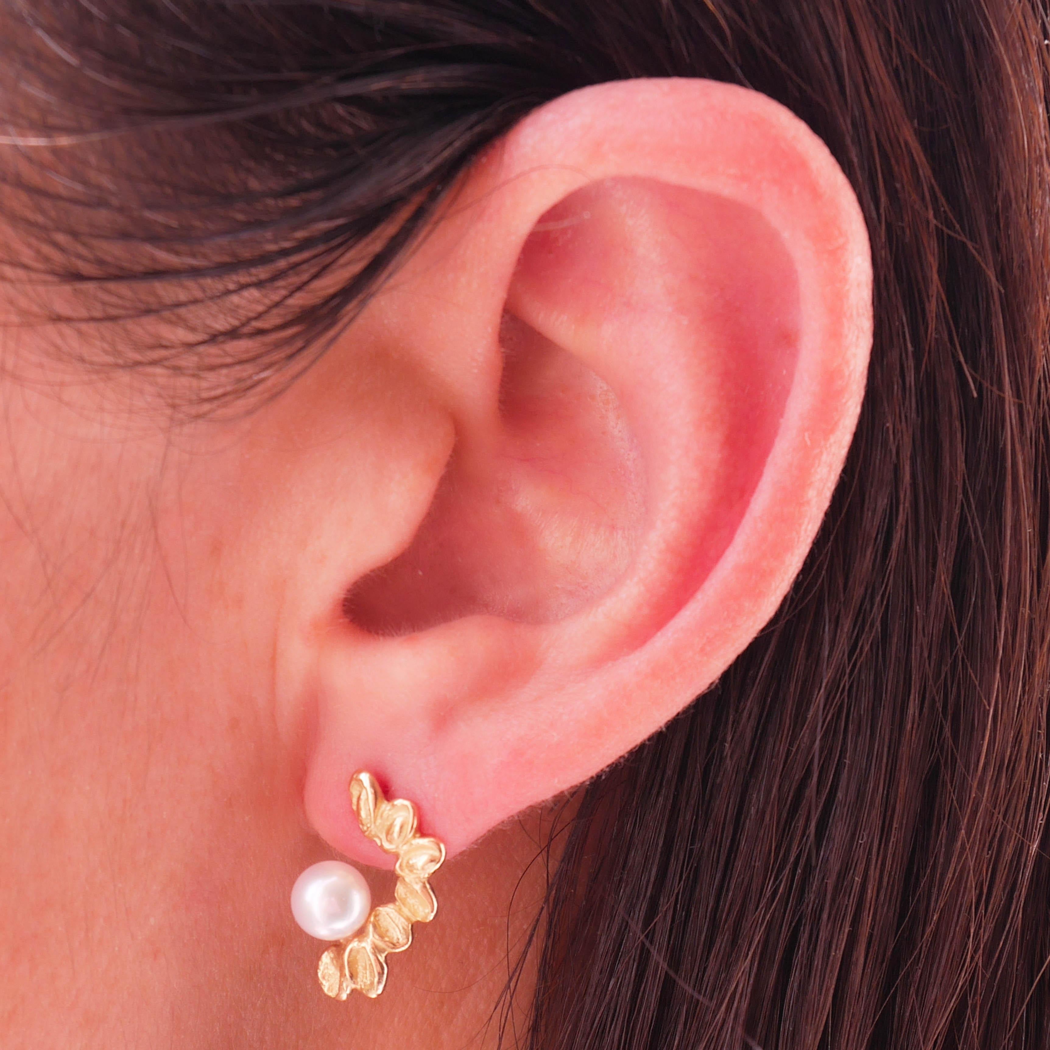 Using a modern approach to pearls, these Akoya pearl earrings handcrafted from 18 karat yellow gold weighs app. 3,5grm. 
The earrings are each set with a lustrous Akoya pearl, each leaf has been hand-engraved by using time-honored techniques.
