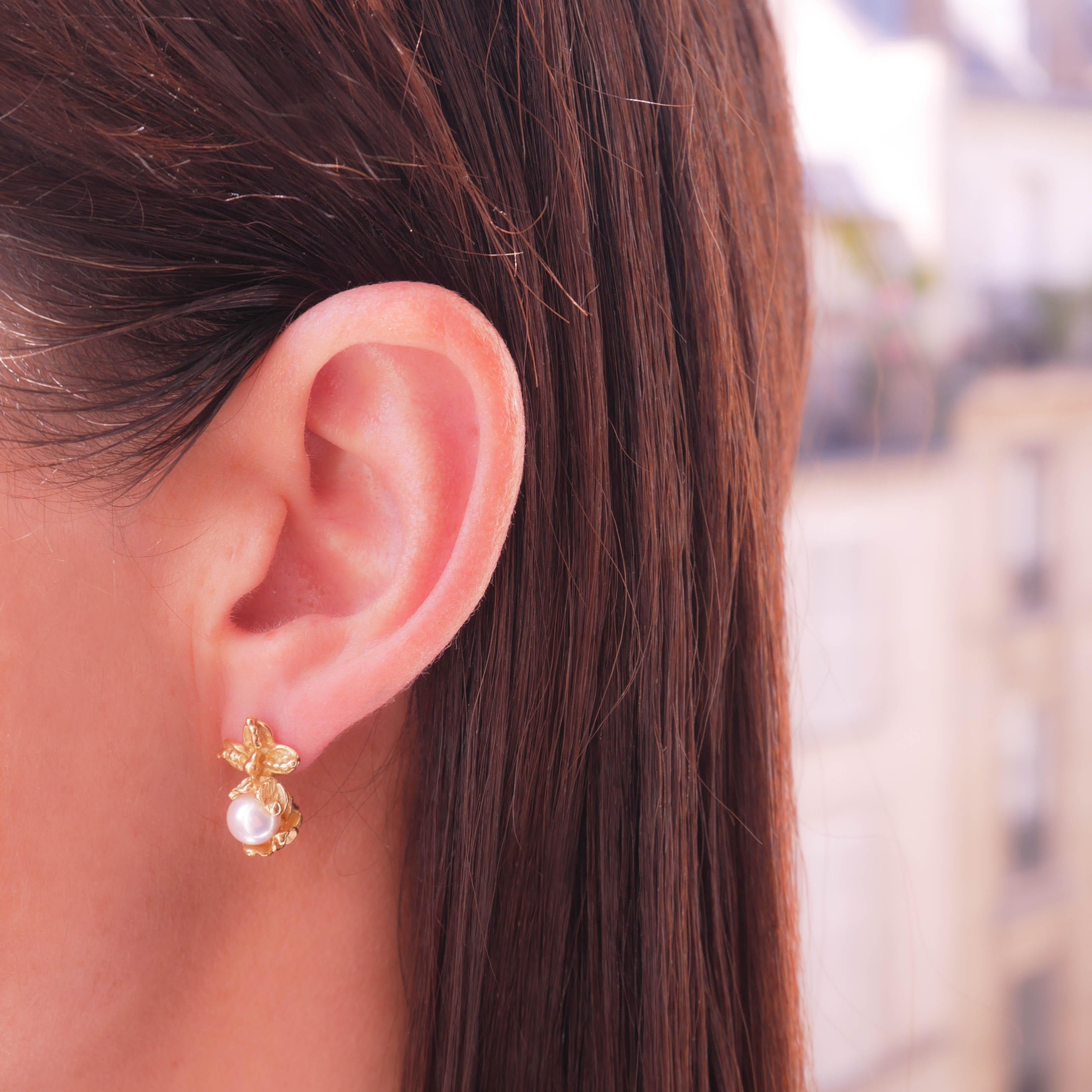 18 Karat Yellow Gold Akoya Pearl Engraved Drop Stud Earrings For Sale 1