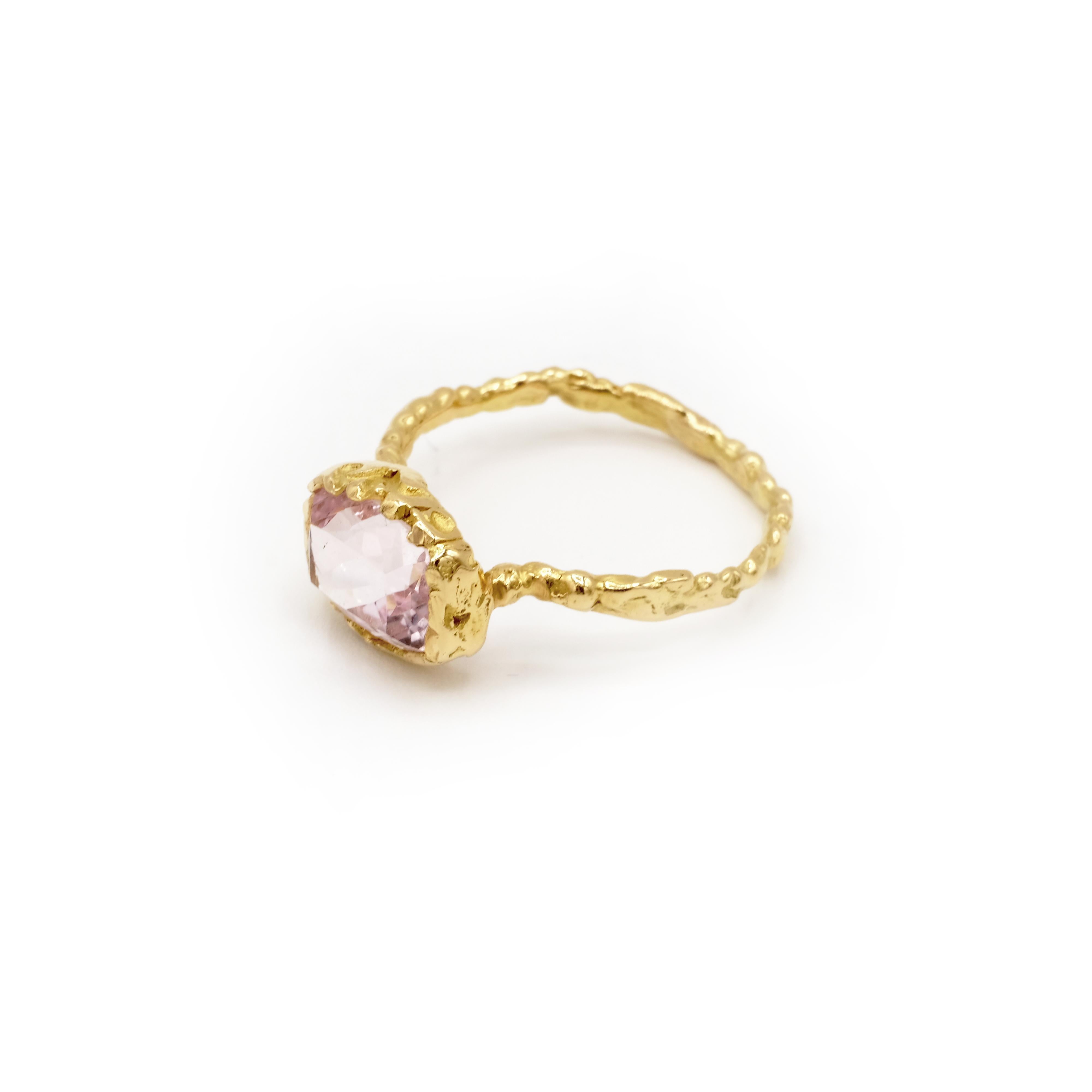 Contemporary Anais Rheiner 18 Karat Yellow Gold Oval Pink Morganite Textured Band Ring For Sale