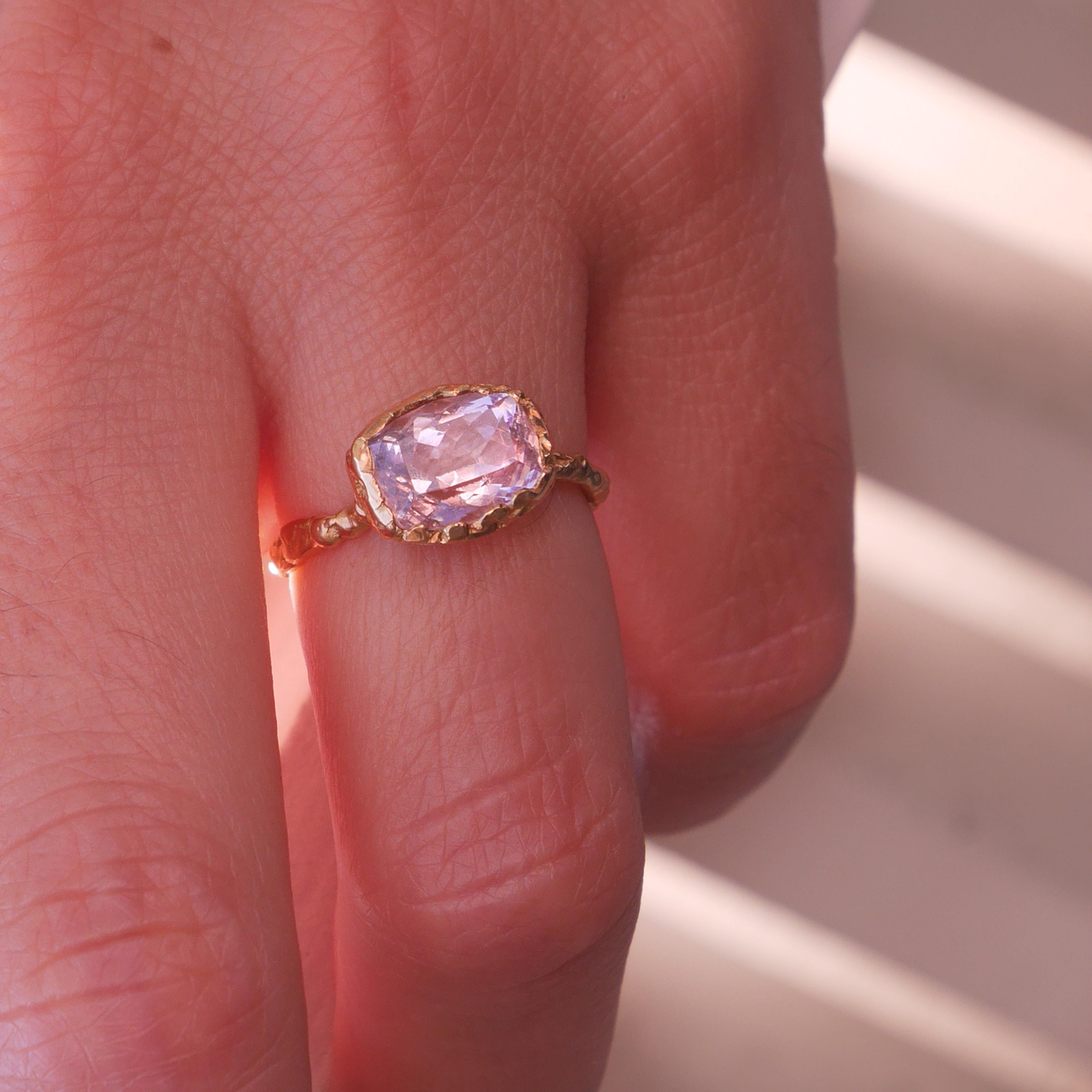 Women's Anais Rheiner 18 Karat Yellow Gold Oval Pink Morganite Textured Band Ring For Sale