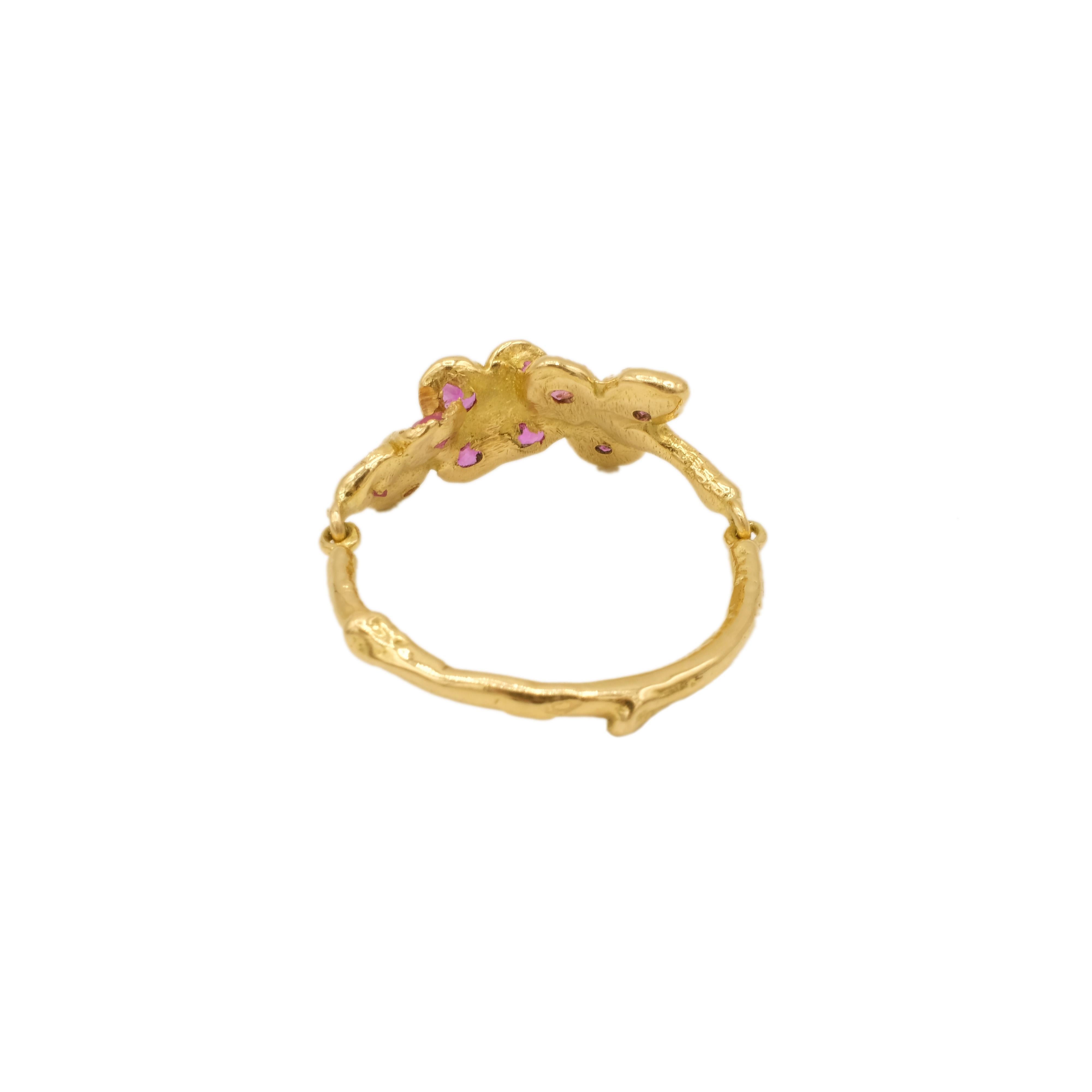18 Karat Yellow Gold Pink Sapphire Chiseled Flower Band Ring In New Condition For Sale In Paris, FR