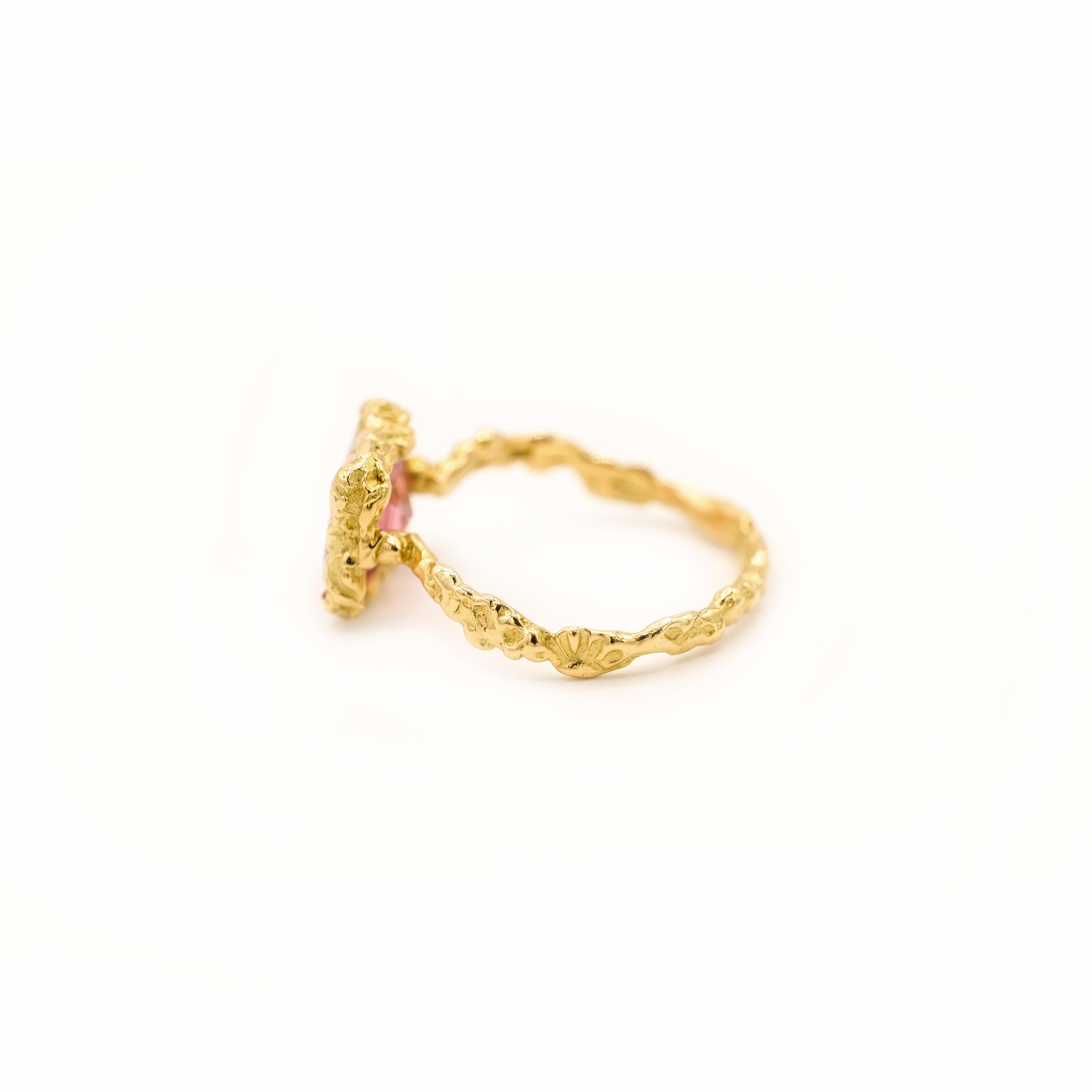 Contemporary 18 Karat Yellow Gold Square Pink Tourmaline Textured Band Ring For Sale