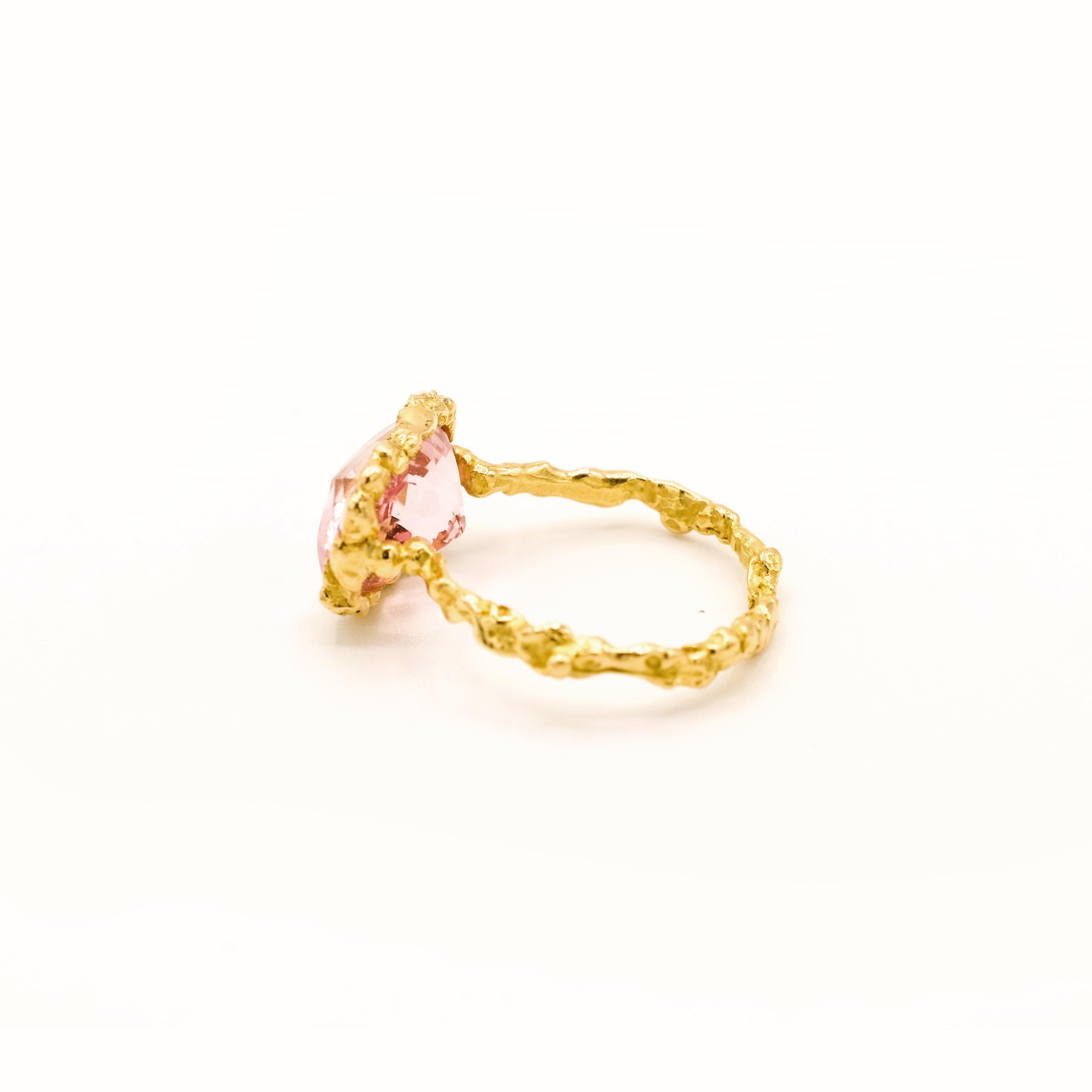 18 Karat Yellow Gold Square Pink Tourmaline Textured Band Ring In New Condition For Sale In Paris, FR