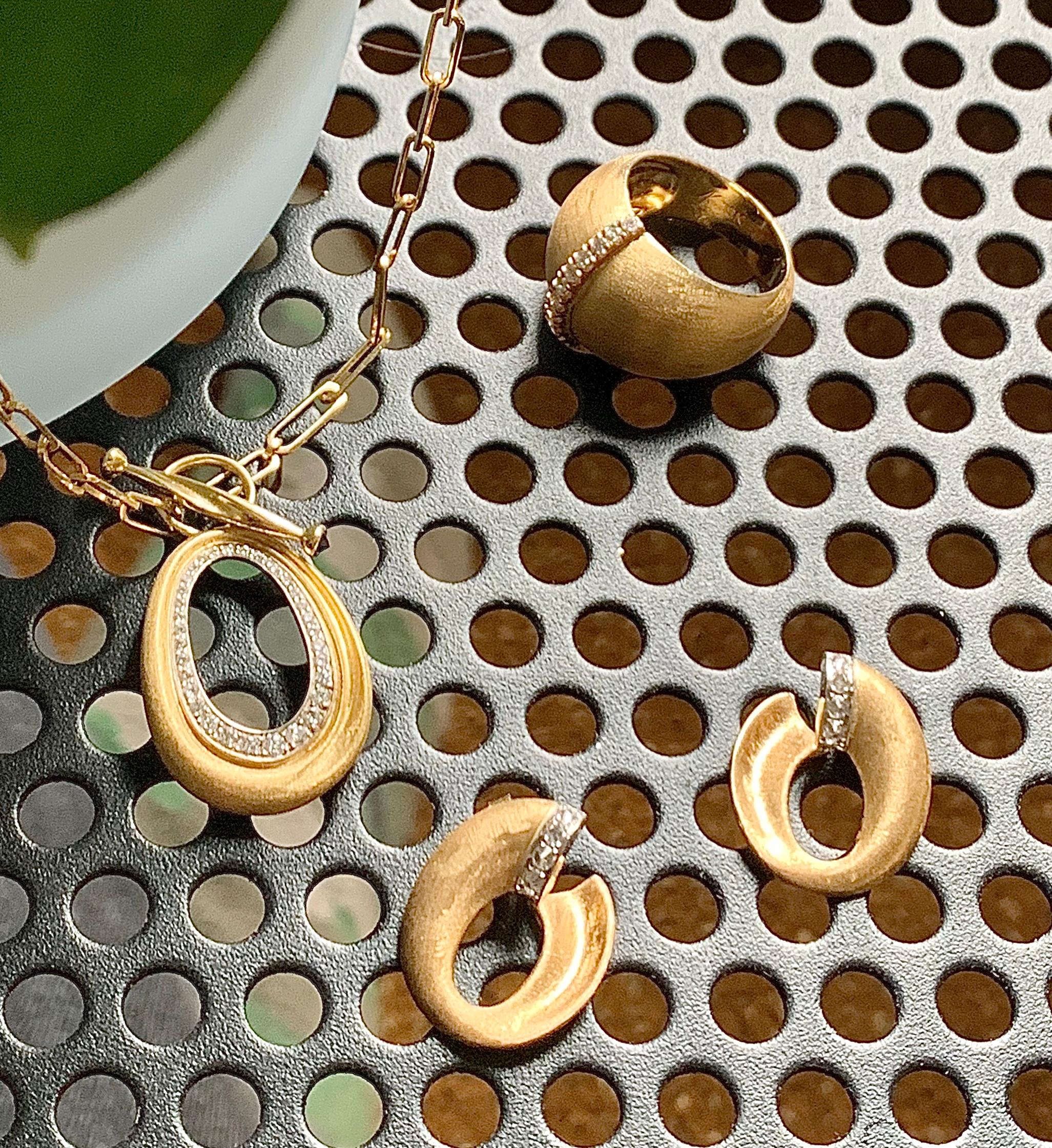 A convex to concave circle is sculpted to create flirtatious movement in the curve of the yellow gold hoops. The hoops finish at the ear in a line of palladium and inverted white diamonds. Creating the edgy ‘Girl from Ipanema’ Mini Creole hoops.