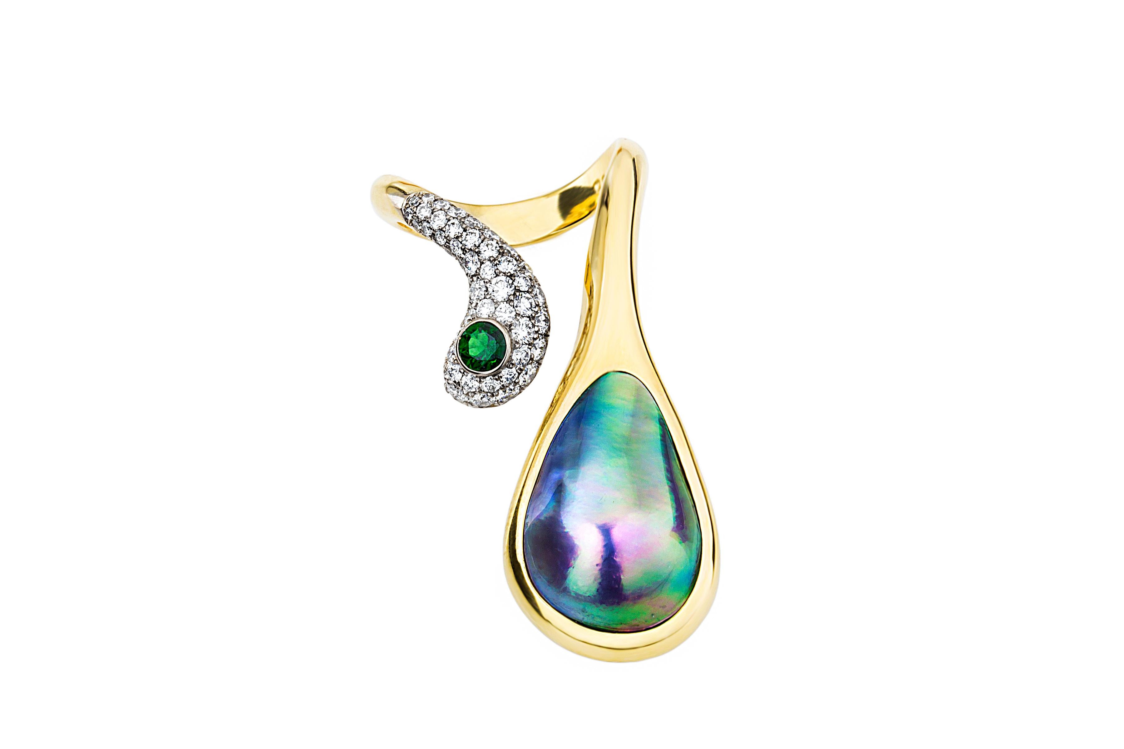 ONE of a KIND

The ‘Blues After Dark’ is a one-of-a-kind work of art that wraps the finger in avant-garde elegance. A Sea of Cortez teardrop pearl set in yellow gold culminates in a flirty sea of diamonds floating a lone tsavorite. No two Sea of