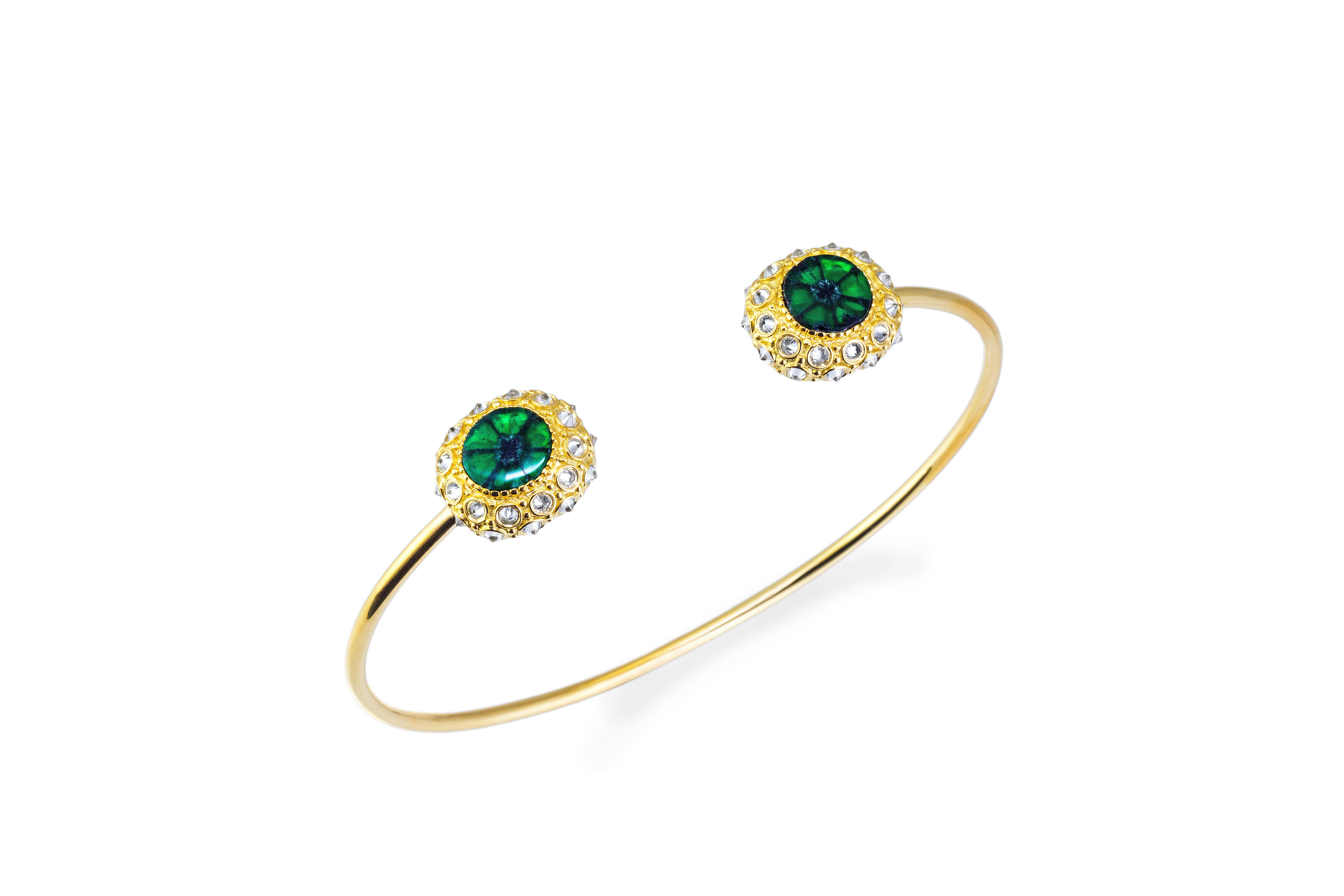 ONE-OF-A-KIND

AnaKatarina’s ‘Stompin’ at the Savoy’ ‘Cuff is an homage to the beautiful sea urchin and its totem of intuition and evolution. This beautiful work of art is one-of-a-kind. A rare Trapiche emeralds adorn the center of the two sea