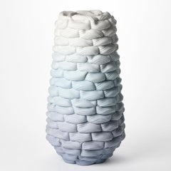 Analogous Foldes II, scultura in porcellana/pietra e parian blu di Steven Edwards